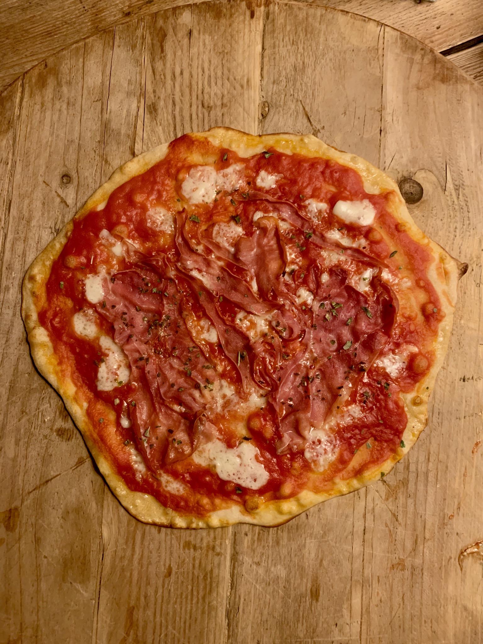 [Homemade] Prosciutto di Parma and mozzarella pizza (with homemade