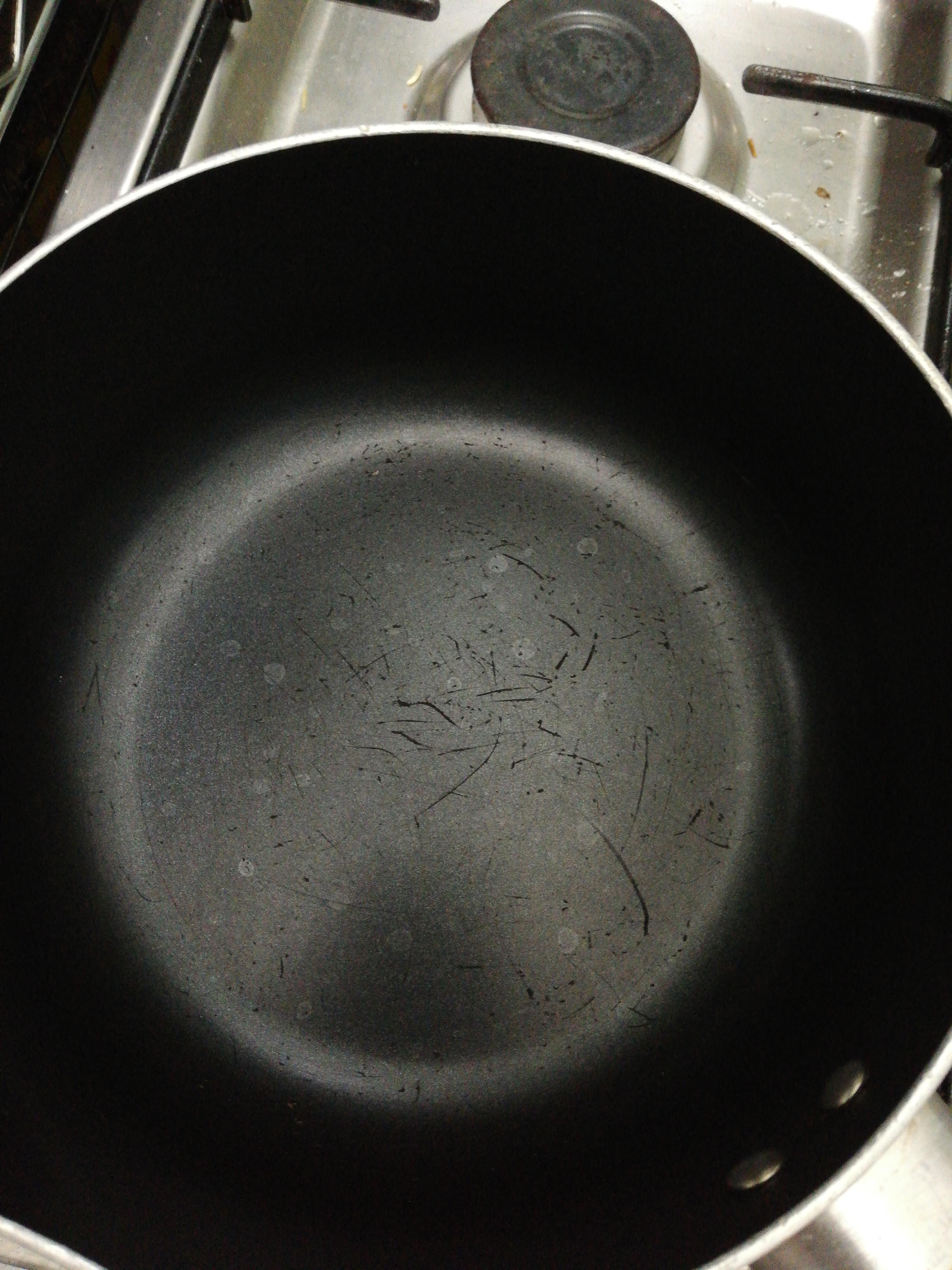 Are these type of scratches that Cause canser? [tefal pot] r