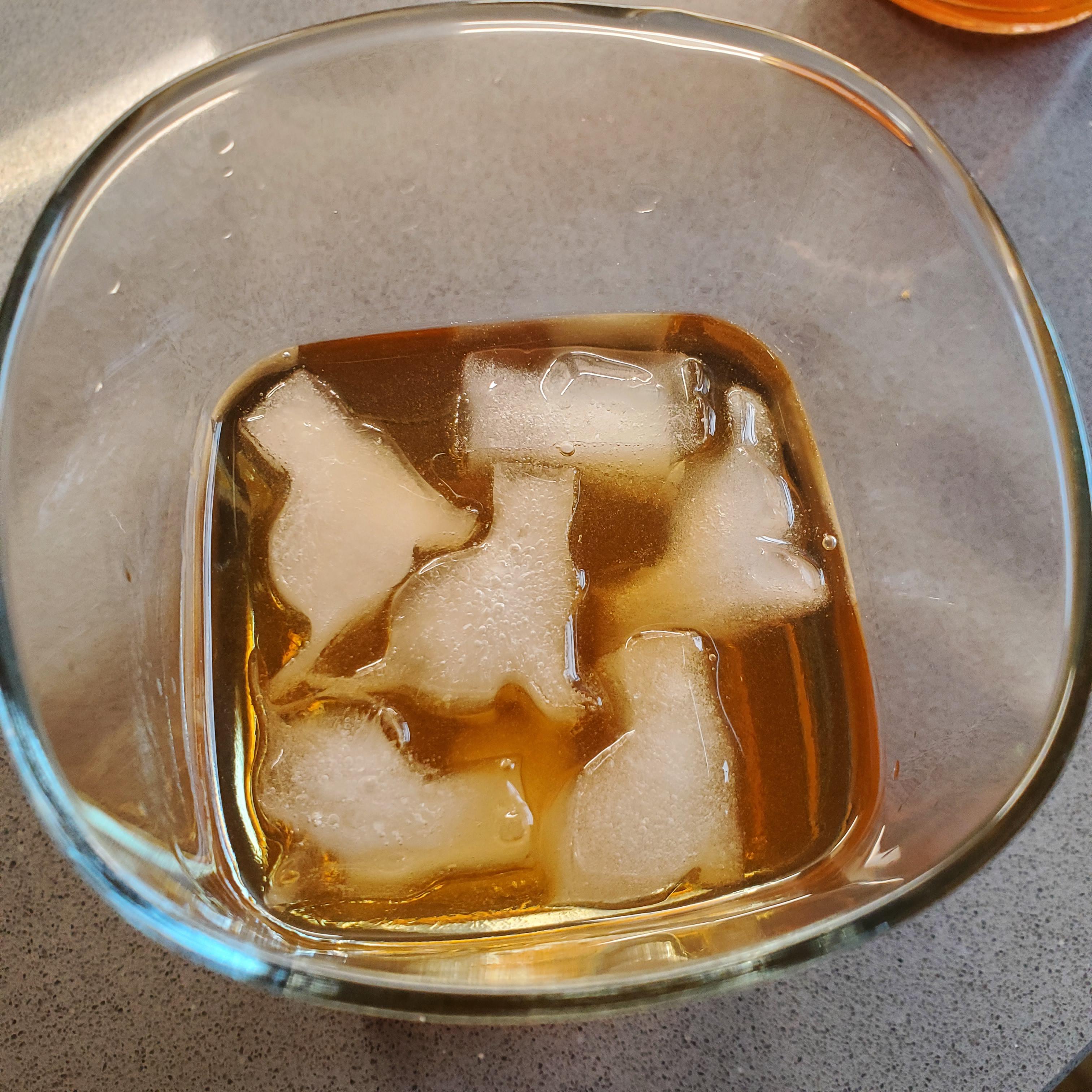 My ice cubes look like cats. r/mildlyinteresting