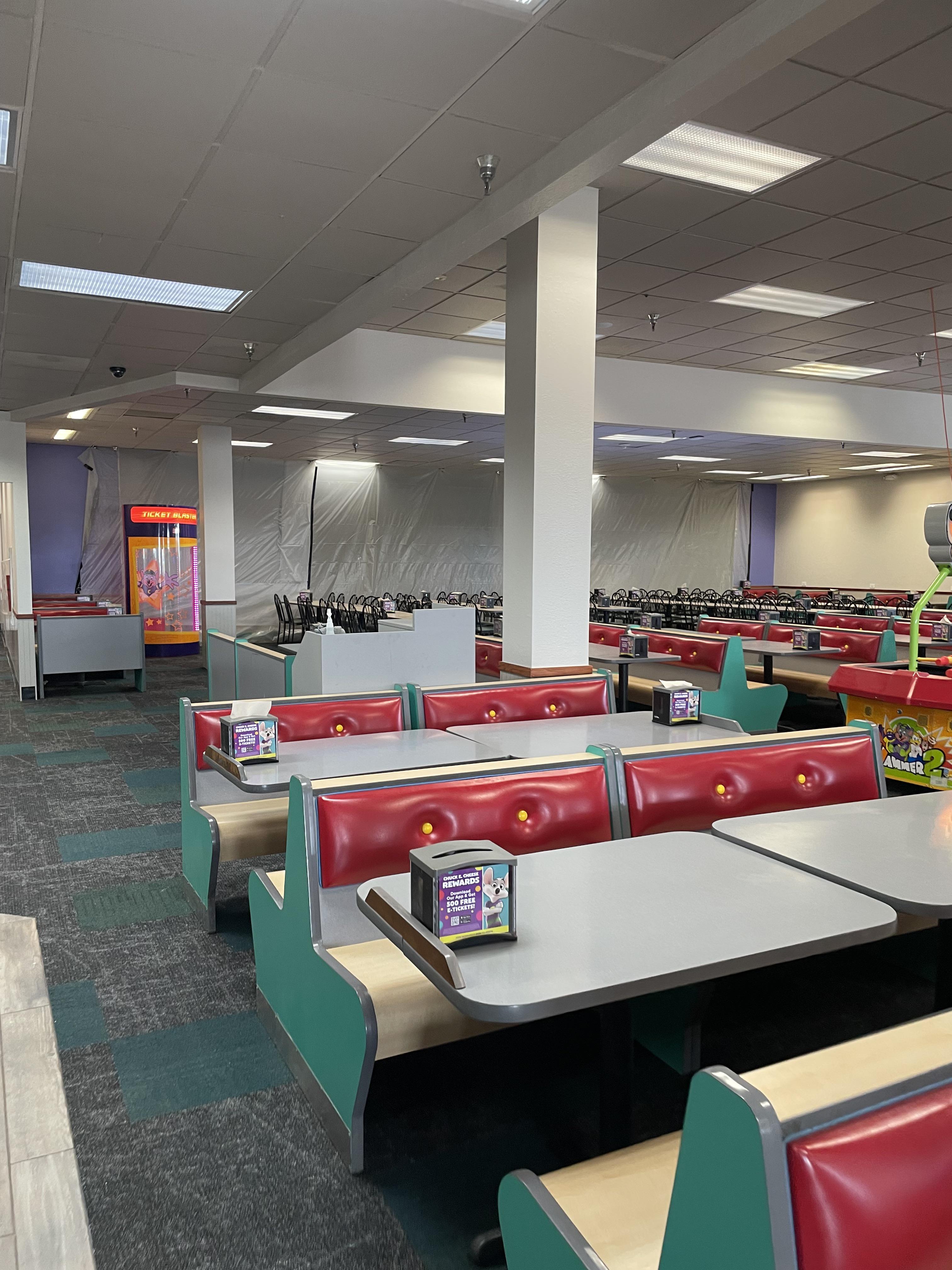 Redbird mall bots gone. Help me cope r/Animatronics