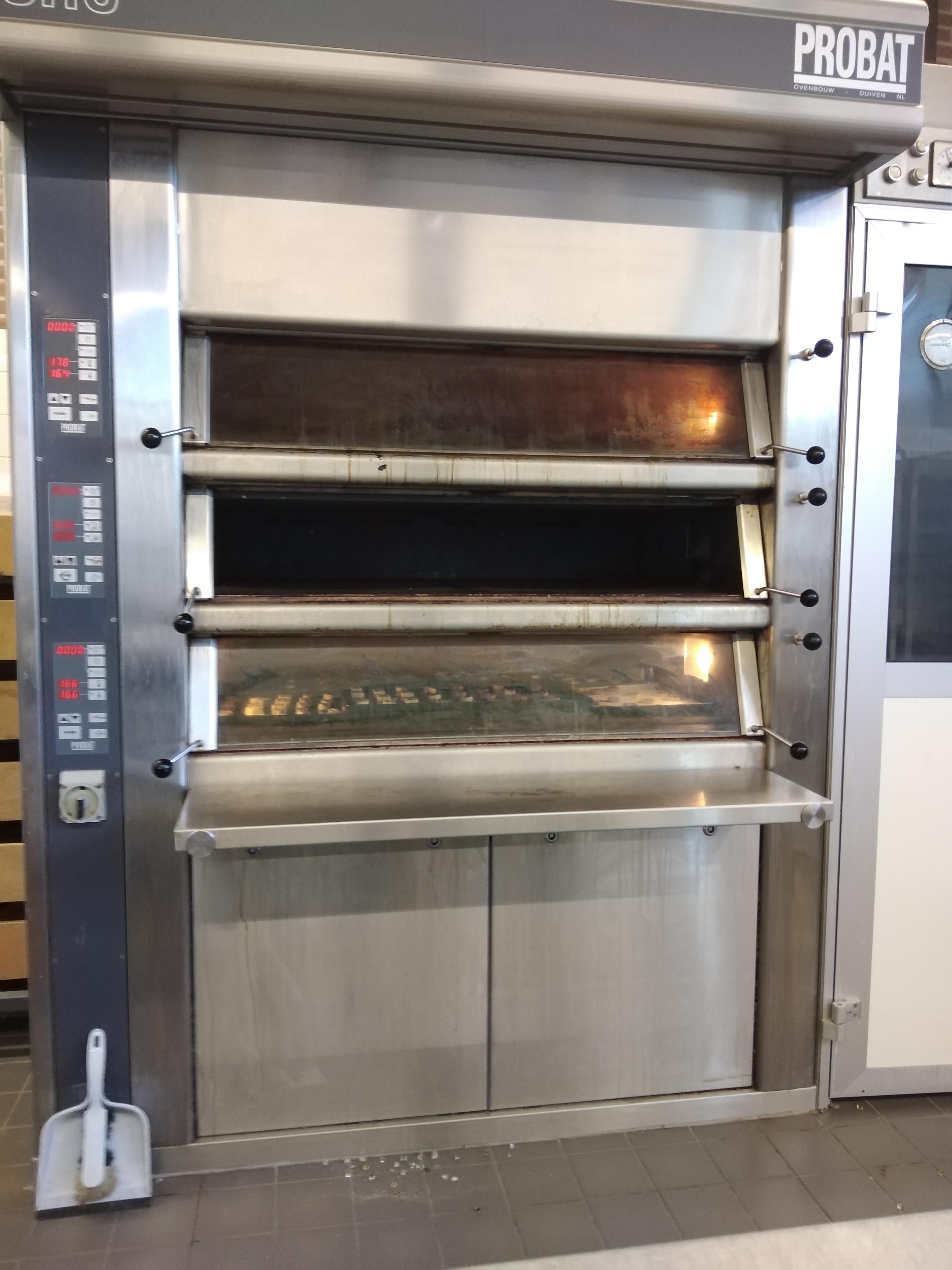 The glass from this middle oven shattered recently no one touched does