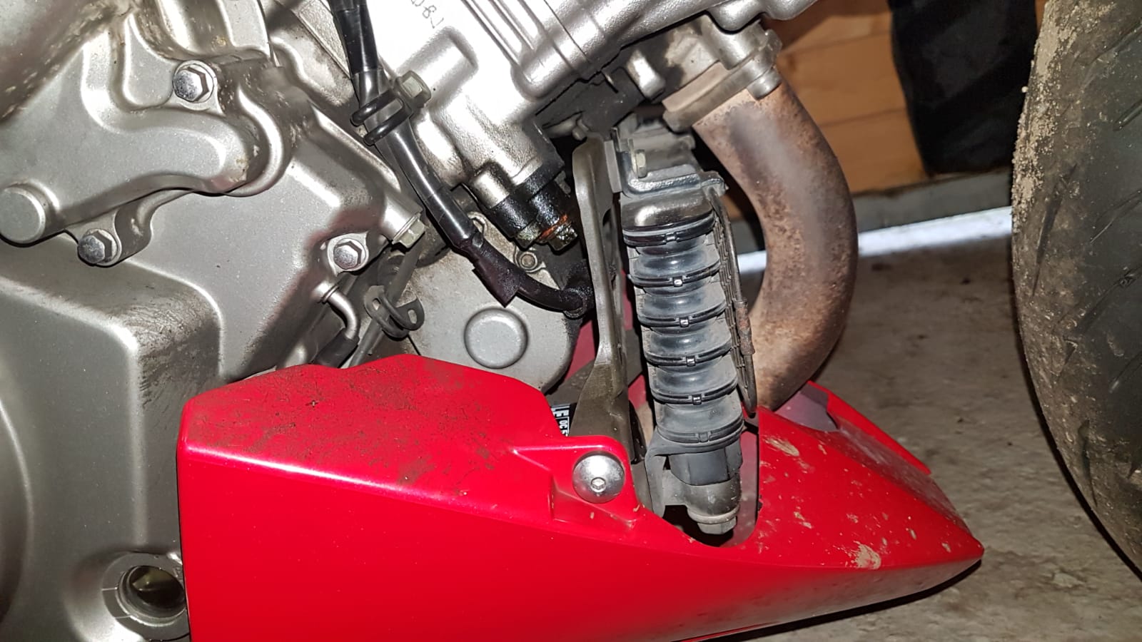Bike's been leaking a bit oil, can i change this seal without draining