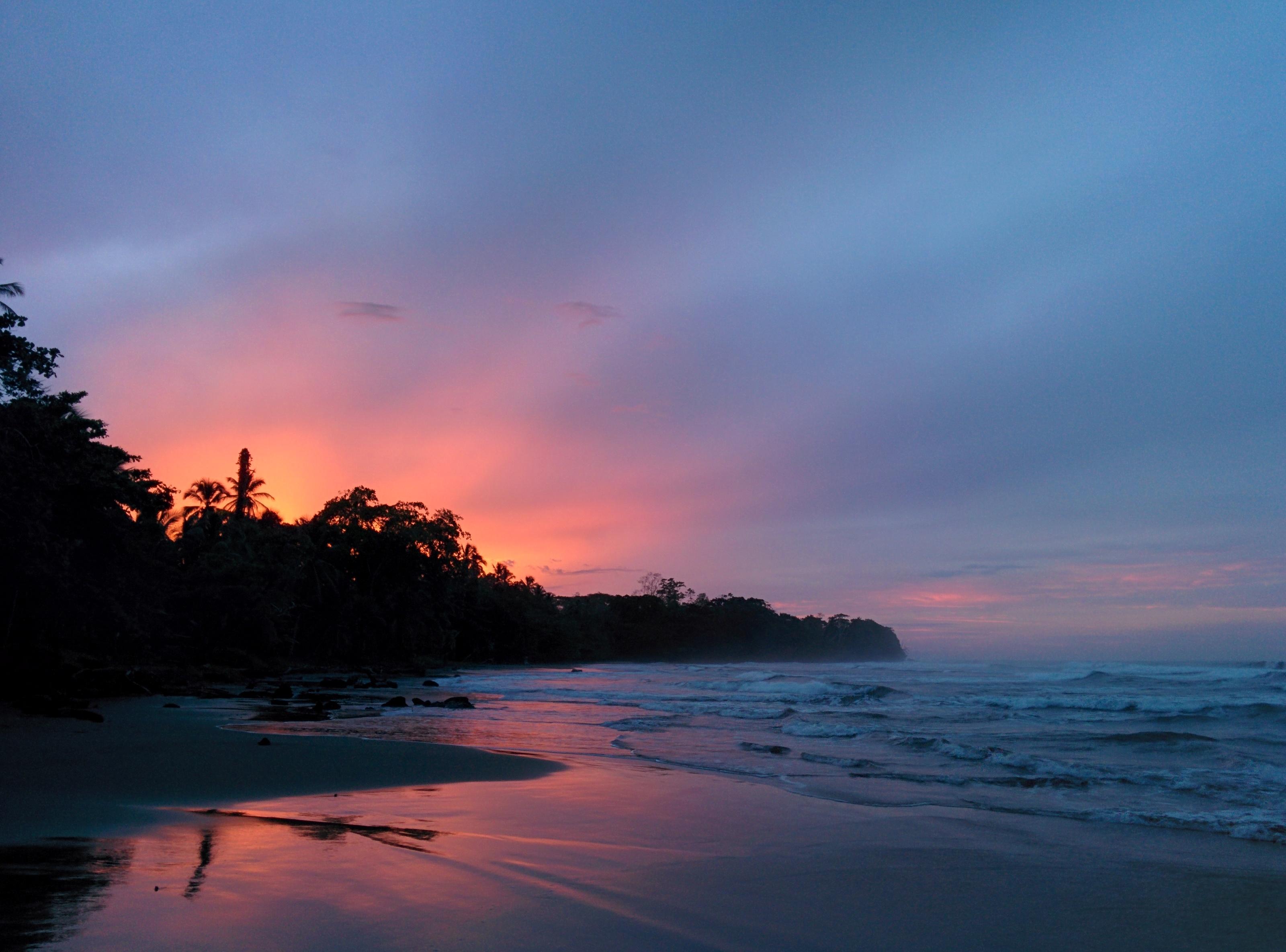 Sunset at Cahuita, Costa Rica [OC] r/pic