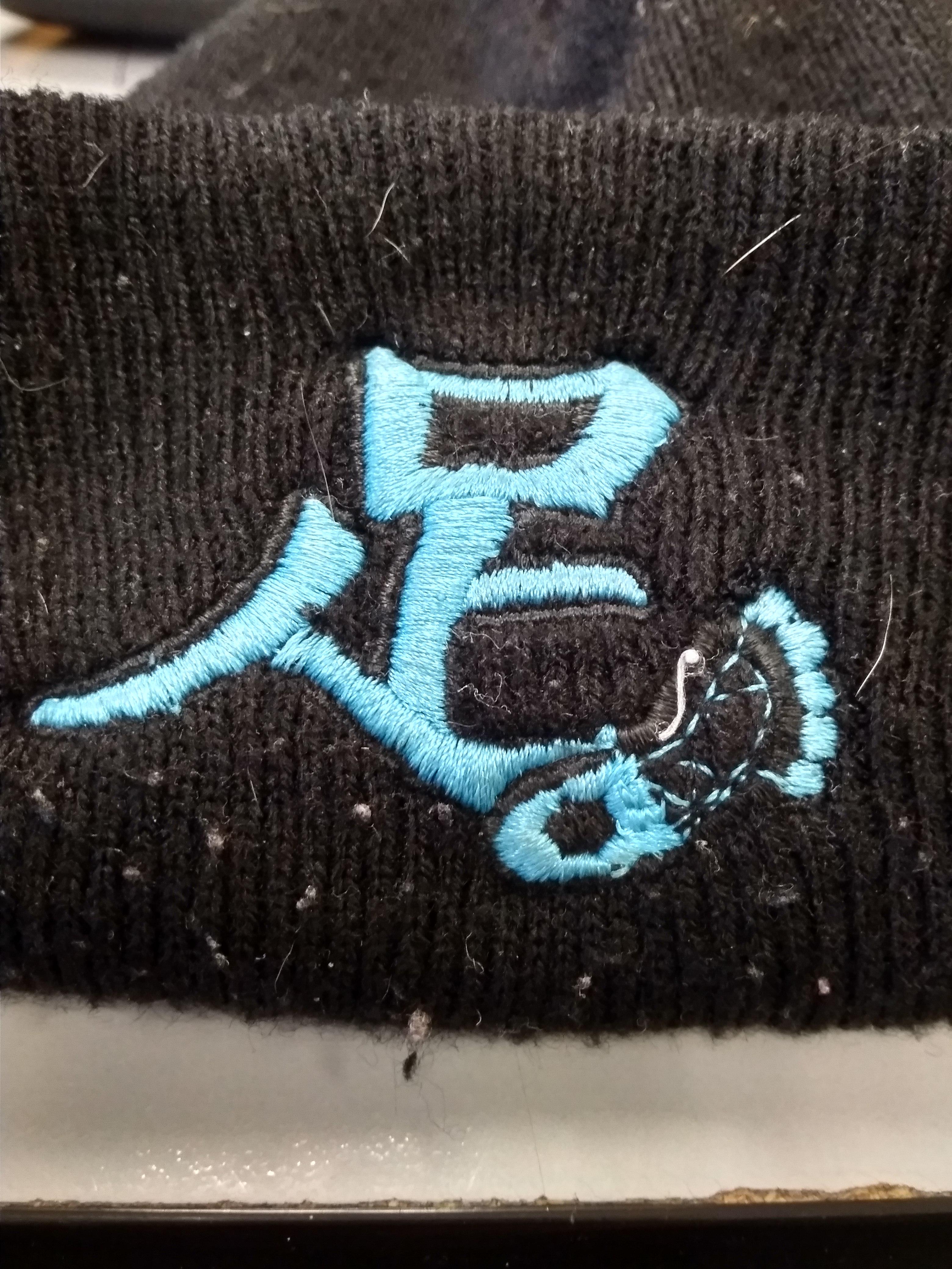 [unknown > English] Can someone help me to translate this on this beanie? r/translator