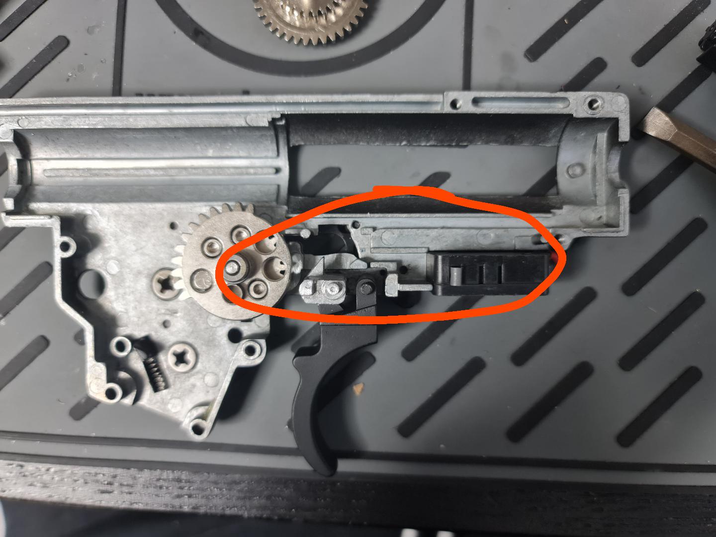 how does the cutoff lever actually cut off the microswitch on this s&t