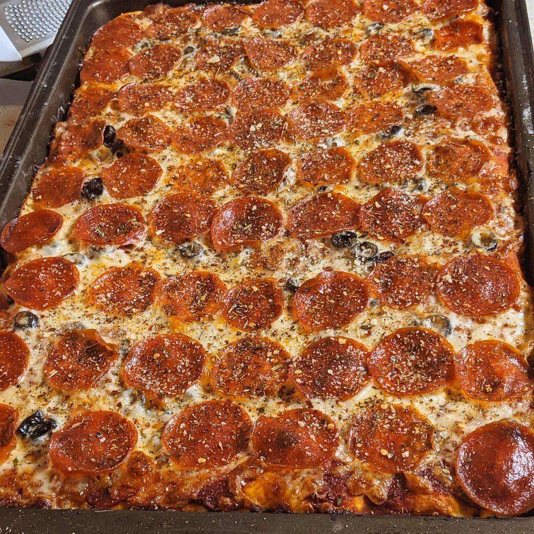 [Homemade] Cookie Sheet Pepperoni and Olive Pizza r/food
