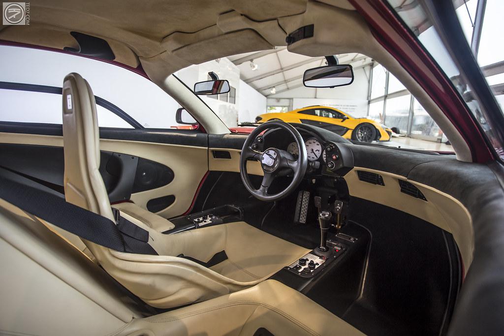 The driver seat of the McLaren F1 is in the middle interestingasfuck