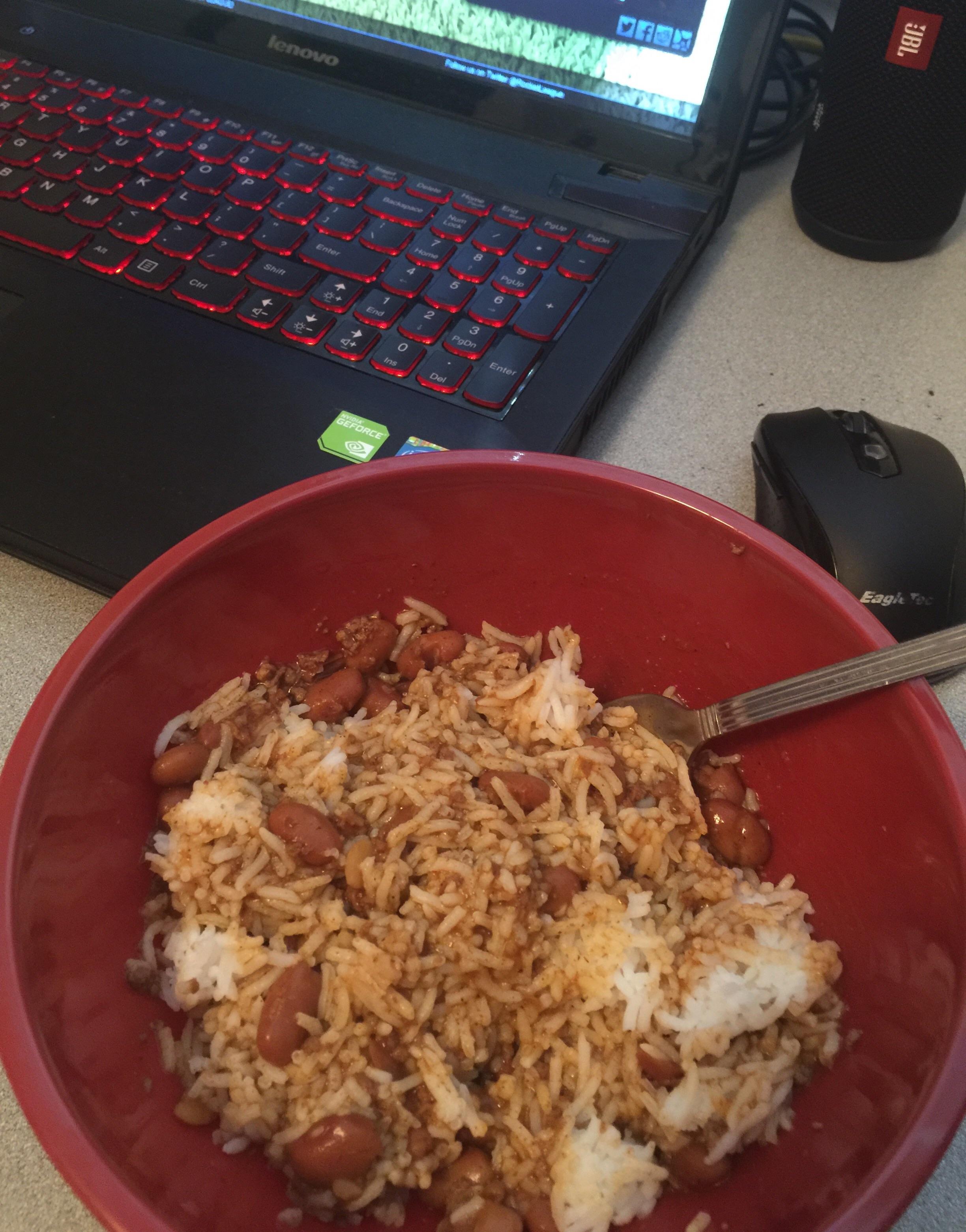 My cheap college meal made with rice and chili r/shittyfoodporn