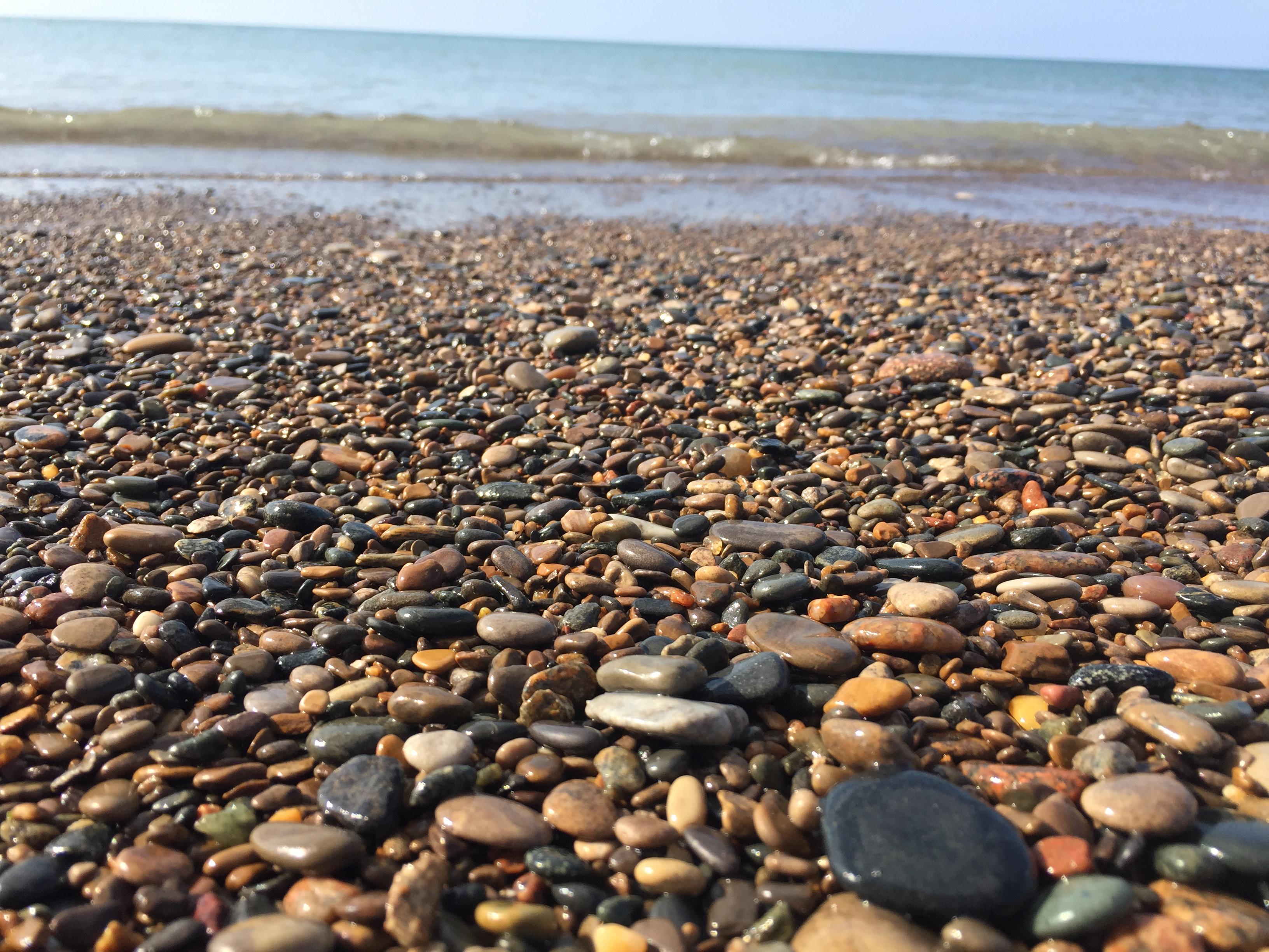 Pretty rocks on the shores of one of the Great Lakes [OC] [3264x2448] r/EarthPorn