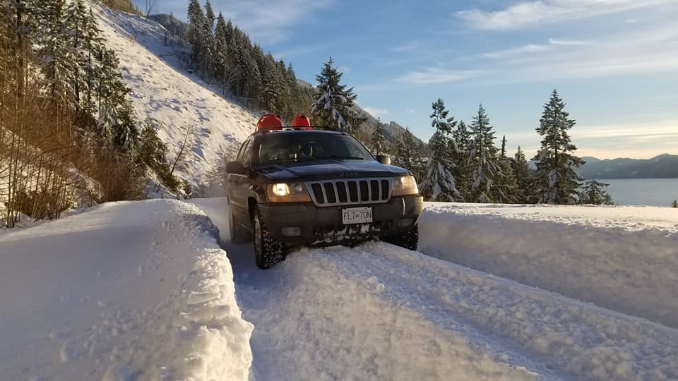 Offroading without chains in the deep snow r/4x4