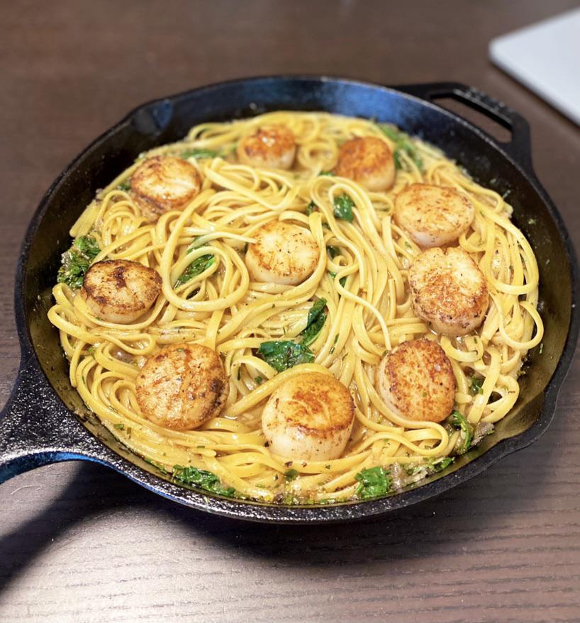 Pan seared scallops over lemon and basil fettuccini r/FoodPorn