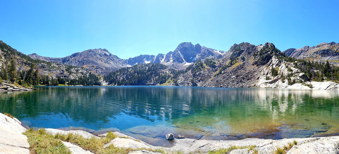 Pine Creek Lake, Montana [1407 x 640] [OC] r/EarthPorn
