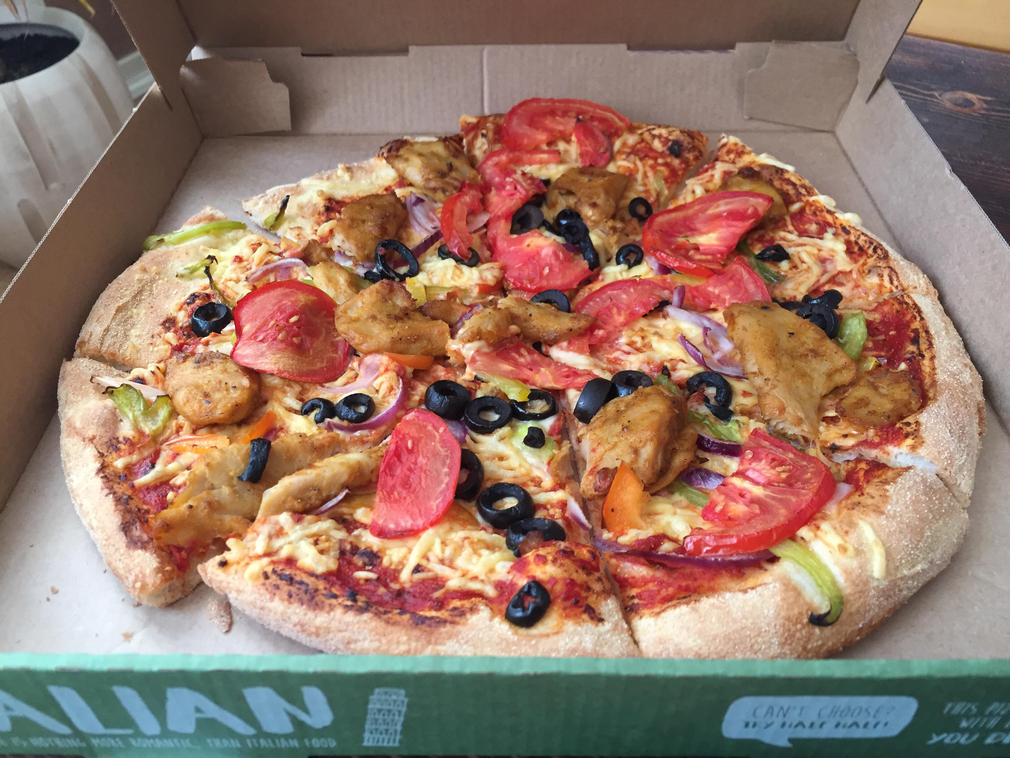 Pizza from Domino’s, with vegan chicken on top 💚 r/vegansnacks