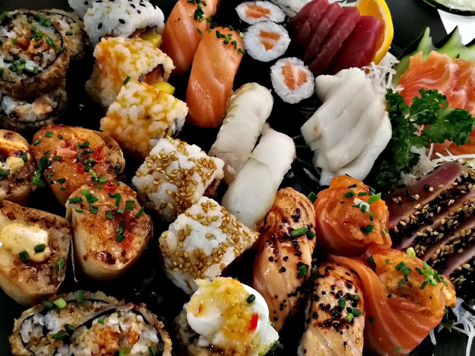 [1600x1200] Sushi platter I ate a few nights ago [OC] r/FoodPorn