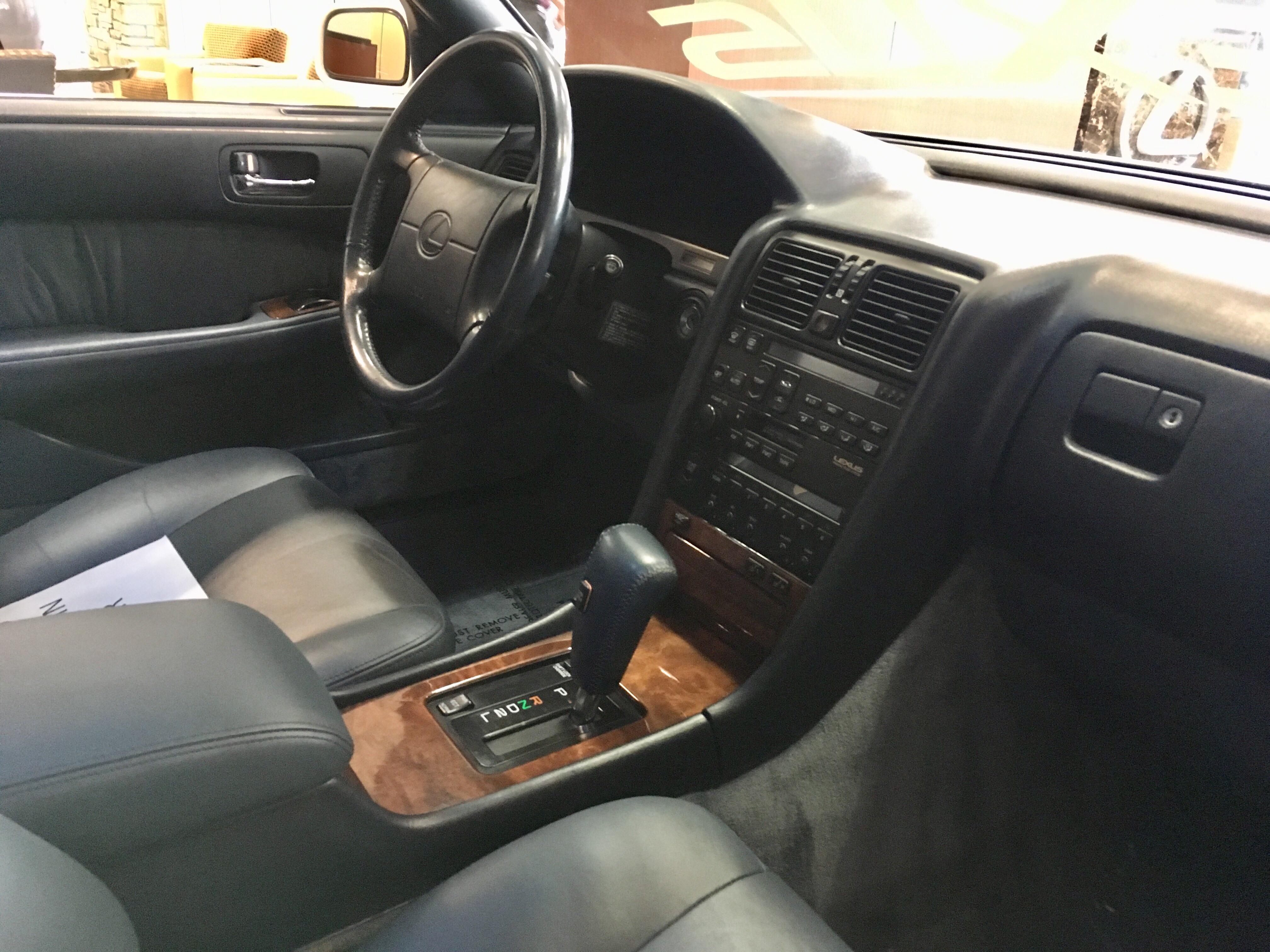 Here’s the interior of that pristine LS400 r/Lexus