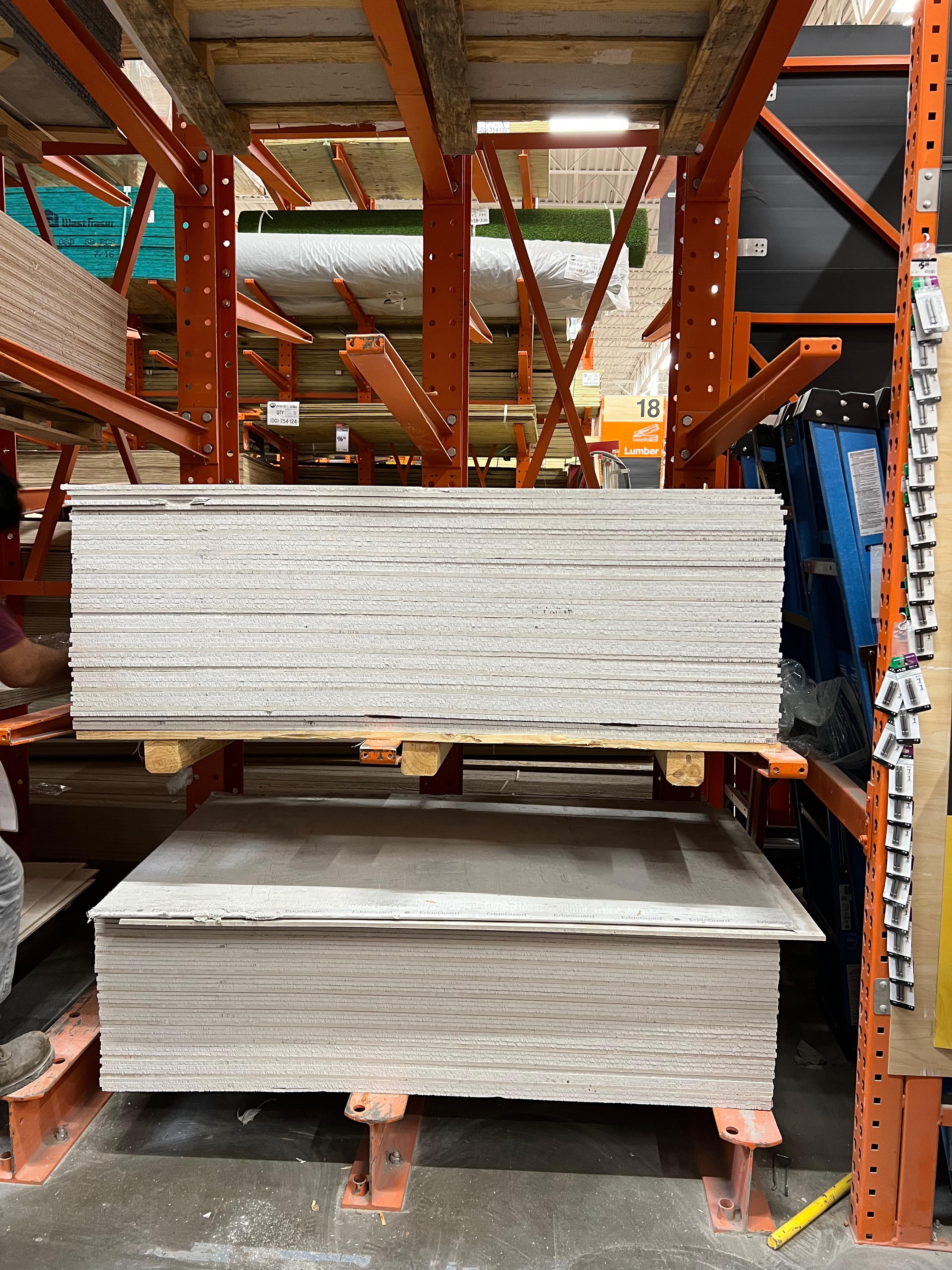 How do y’all put in Hardie? With or without the pallet? r/HomeDepot