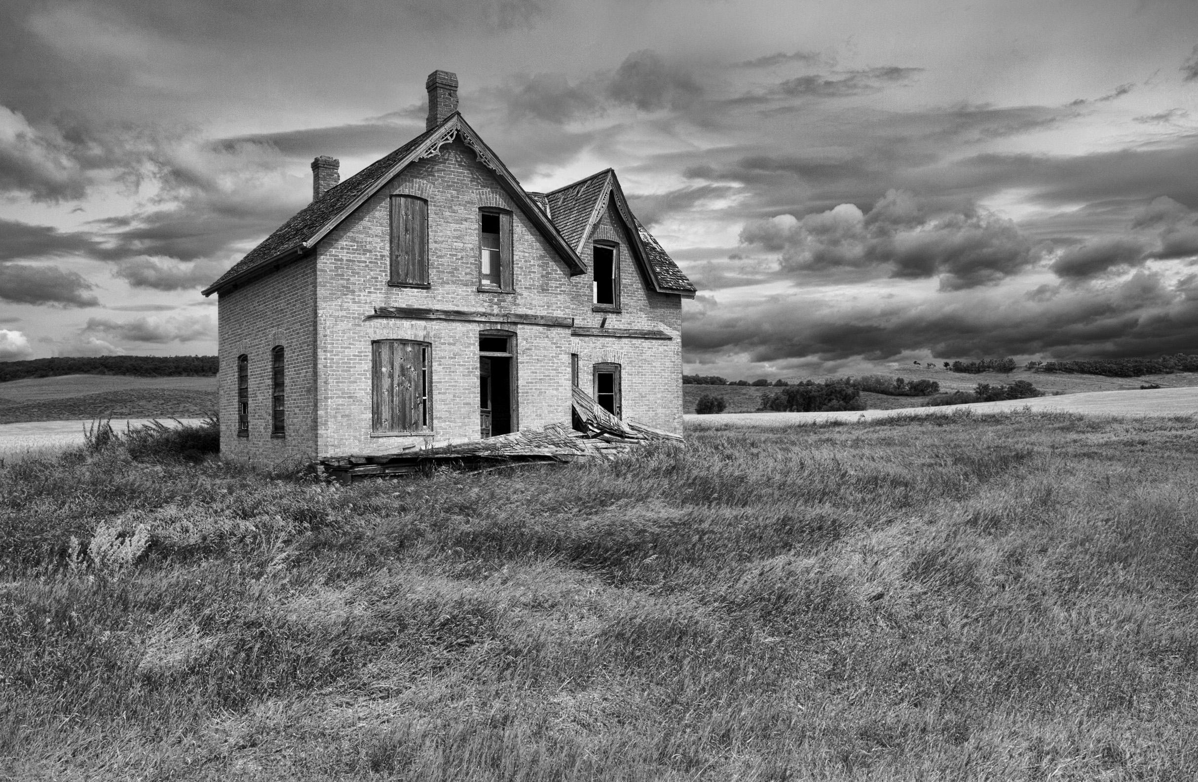 An old abandoned farm house near St. Alphonse, Manitoba [OC] [2428x1584