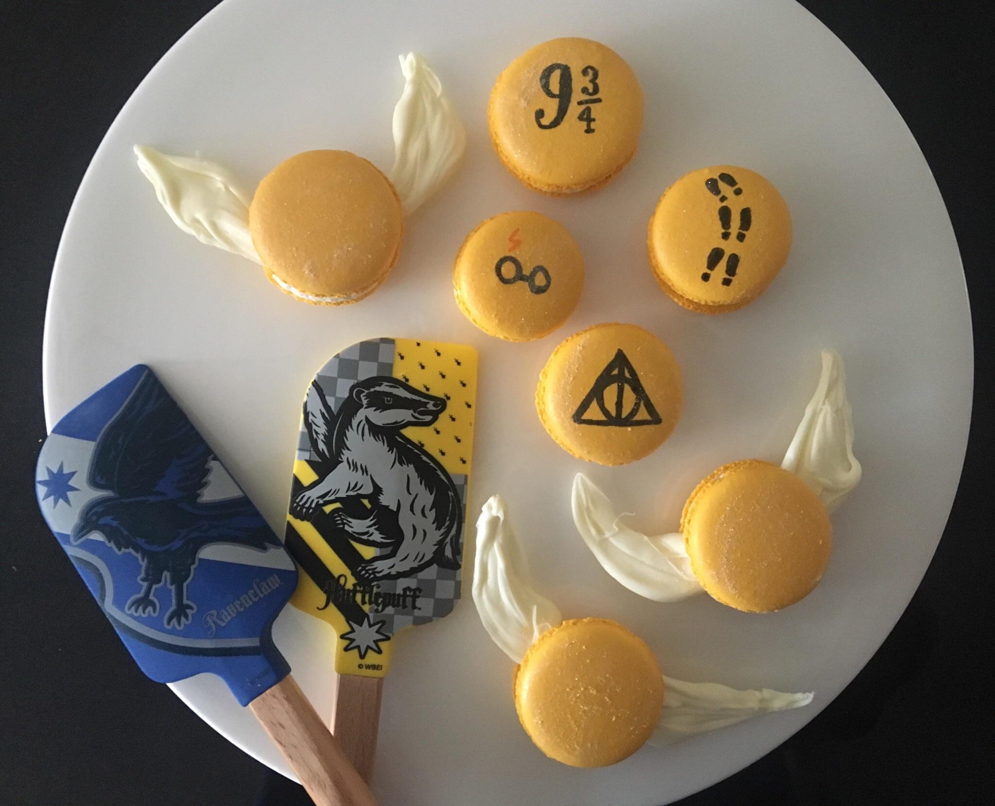 Made some golddusted butterbeer macarons for a Harry Potter fan! r