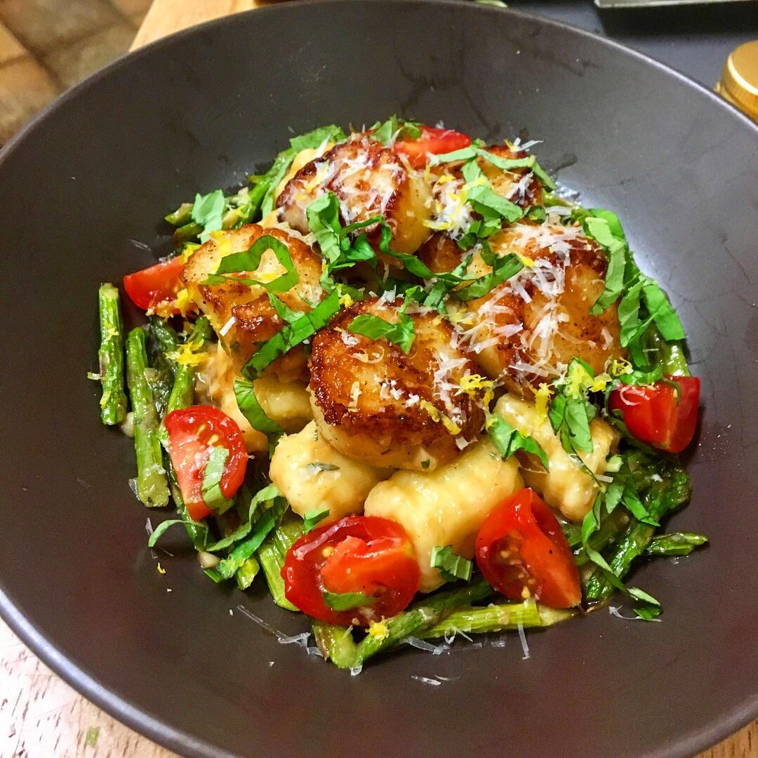 [Homemade] Pan seared scallops with ricotta gnocchi and roasted