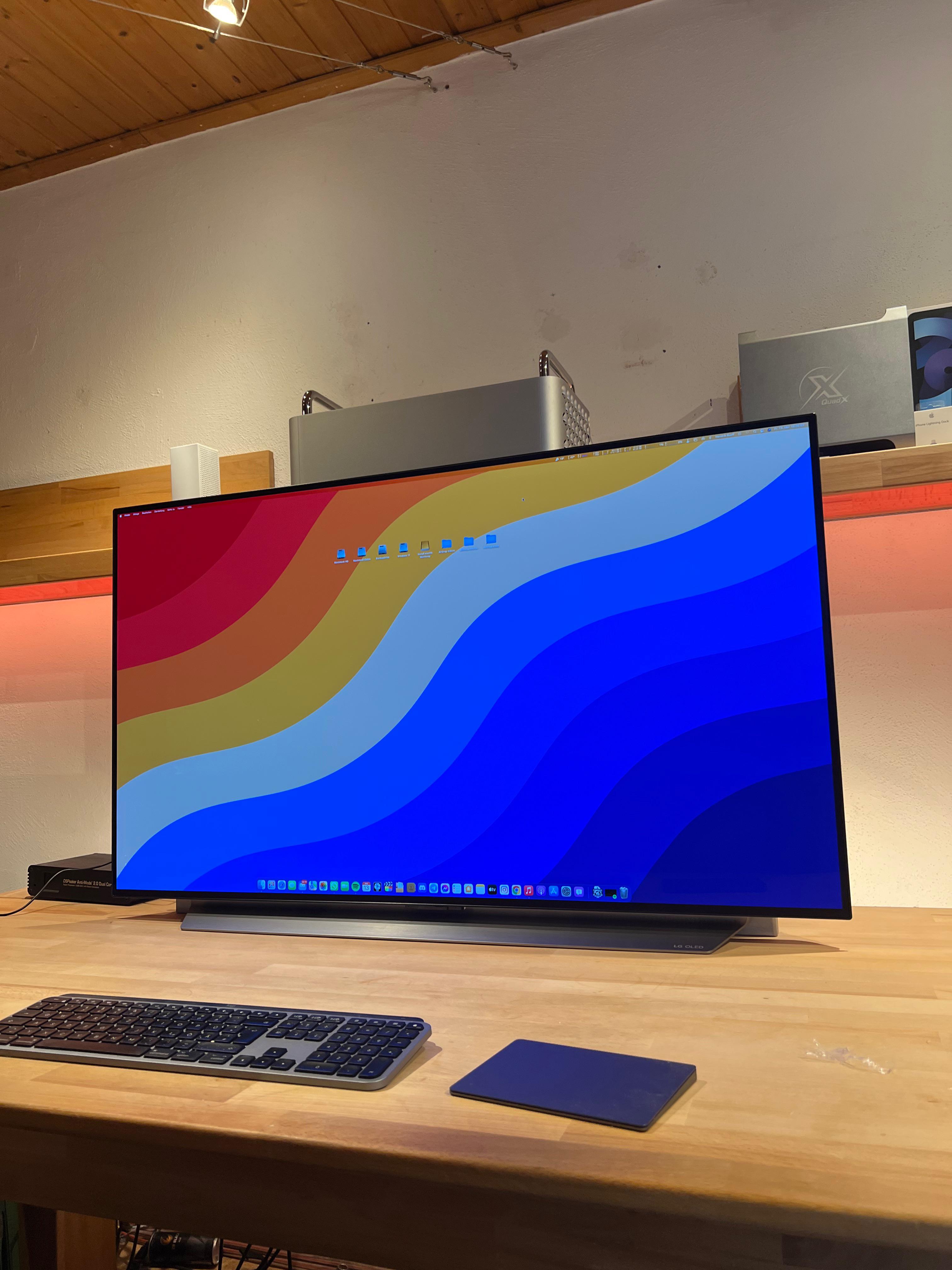 LG C2 48“ OLED 4k120hz with MacPro r/macsetups
