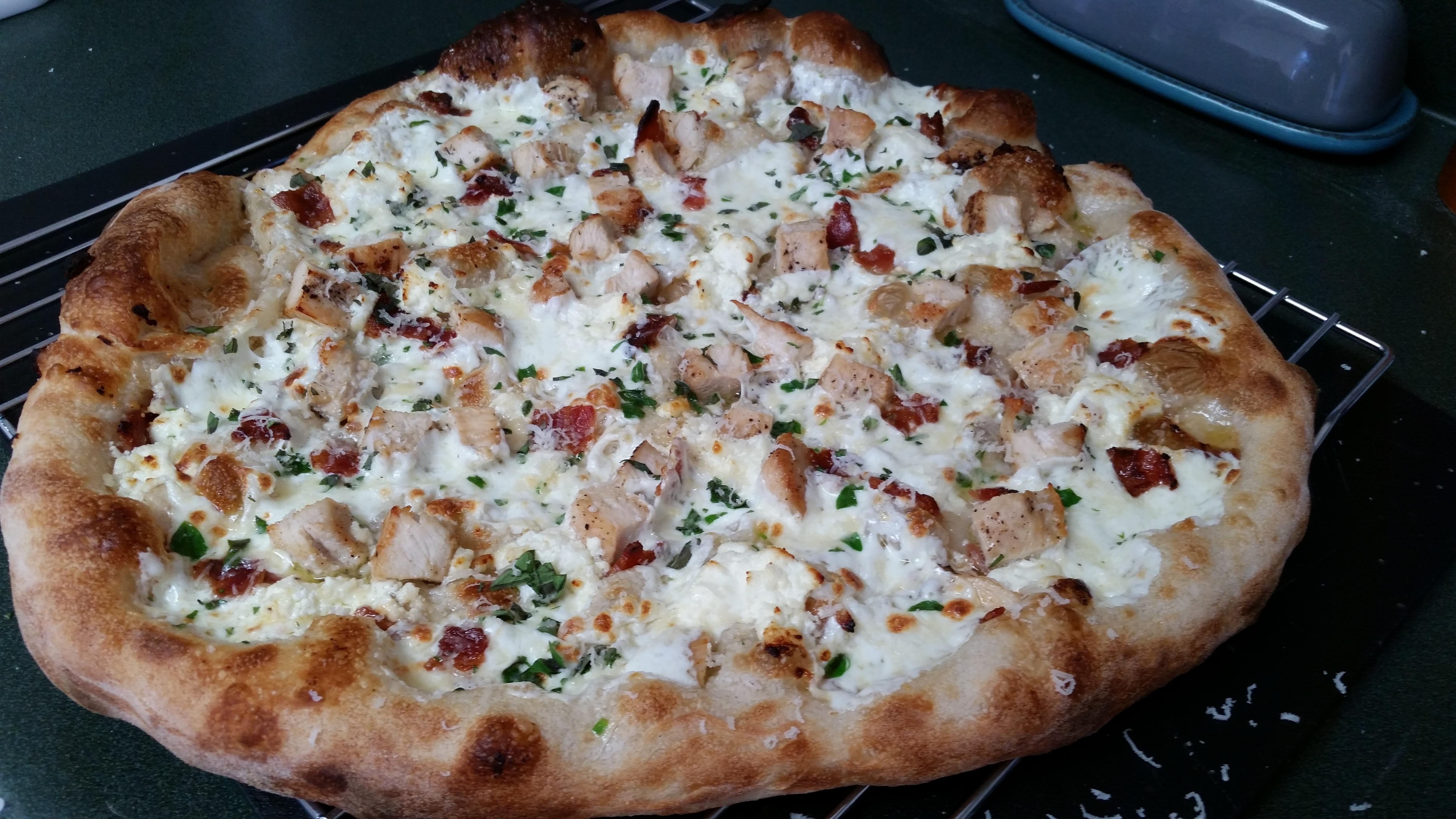 [Homemade] Garlic Olive Oil Pizza Base with Freshly Grilled Chicken