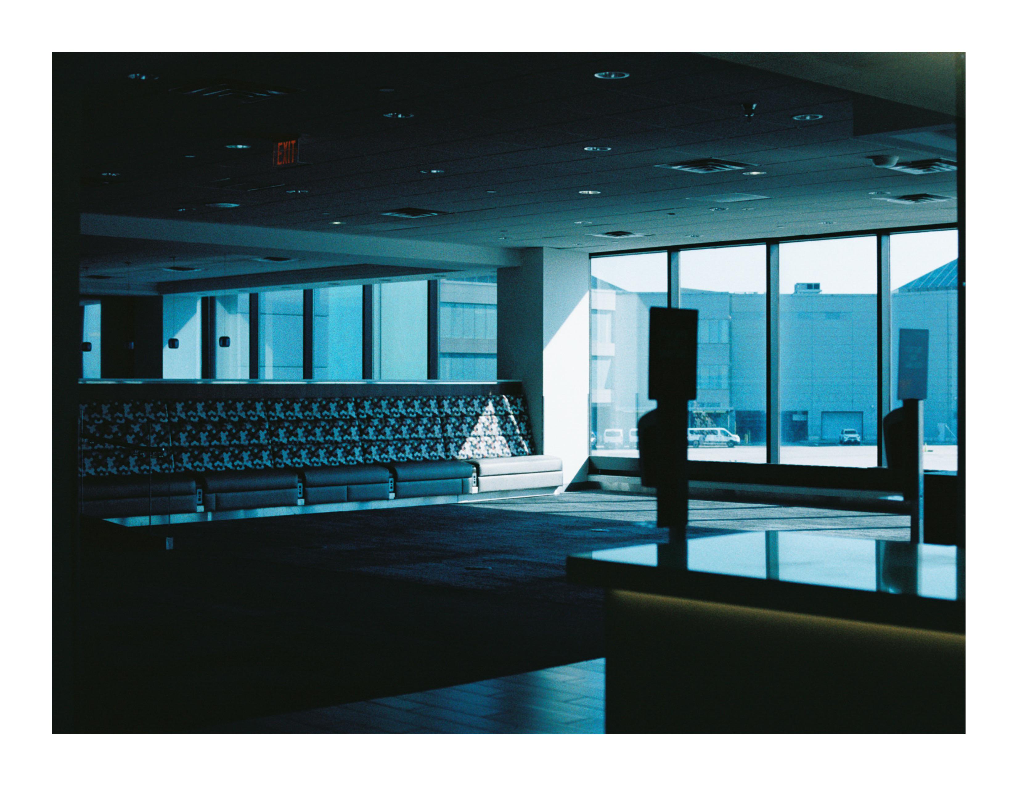Delta Sky Lounge (DTW) r/analog
