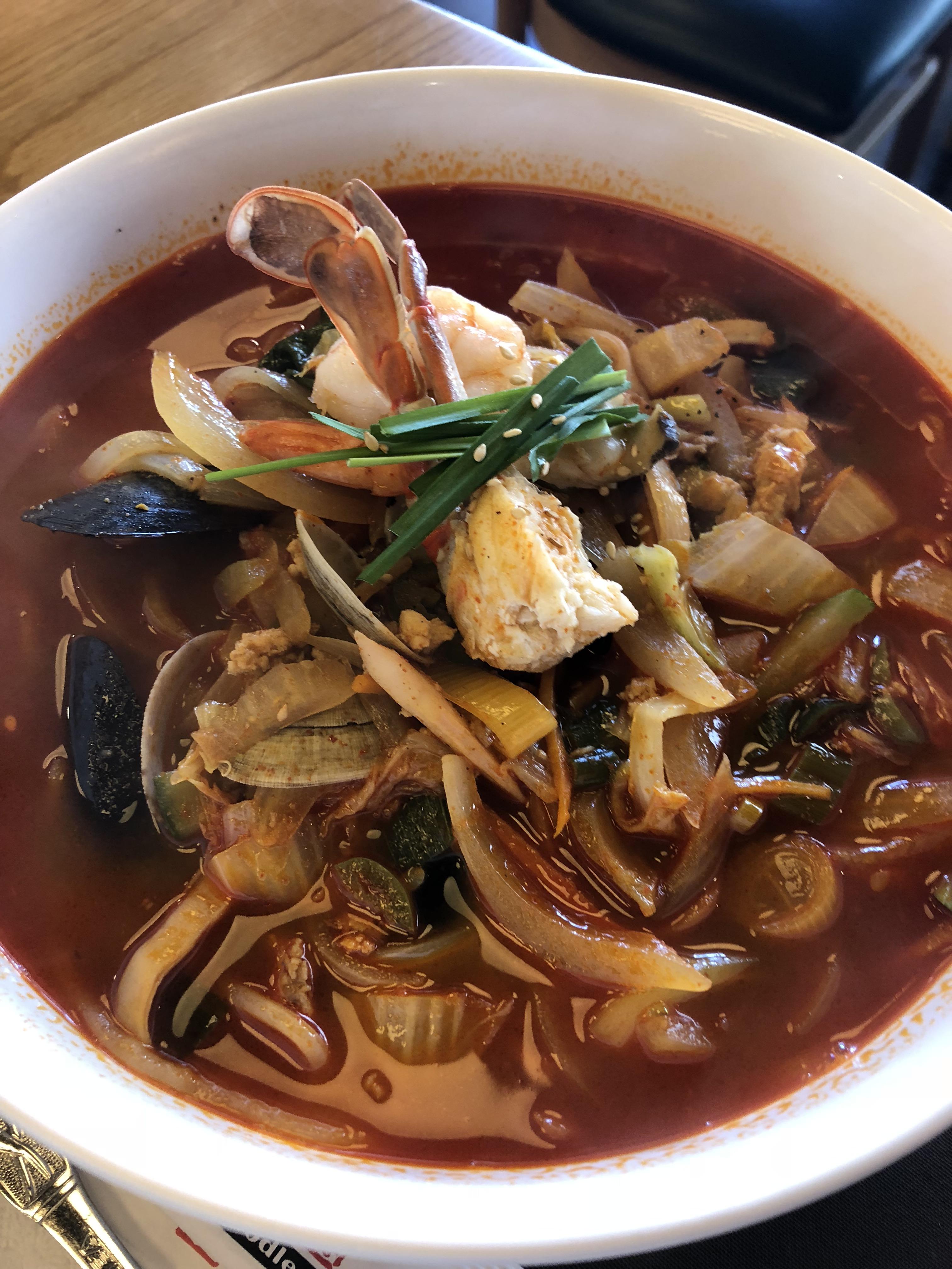 Jjampong spicy korean seafood noodle soup r/FoodPorn
