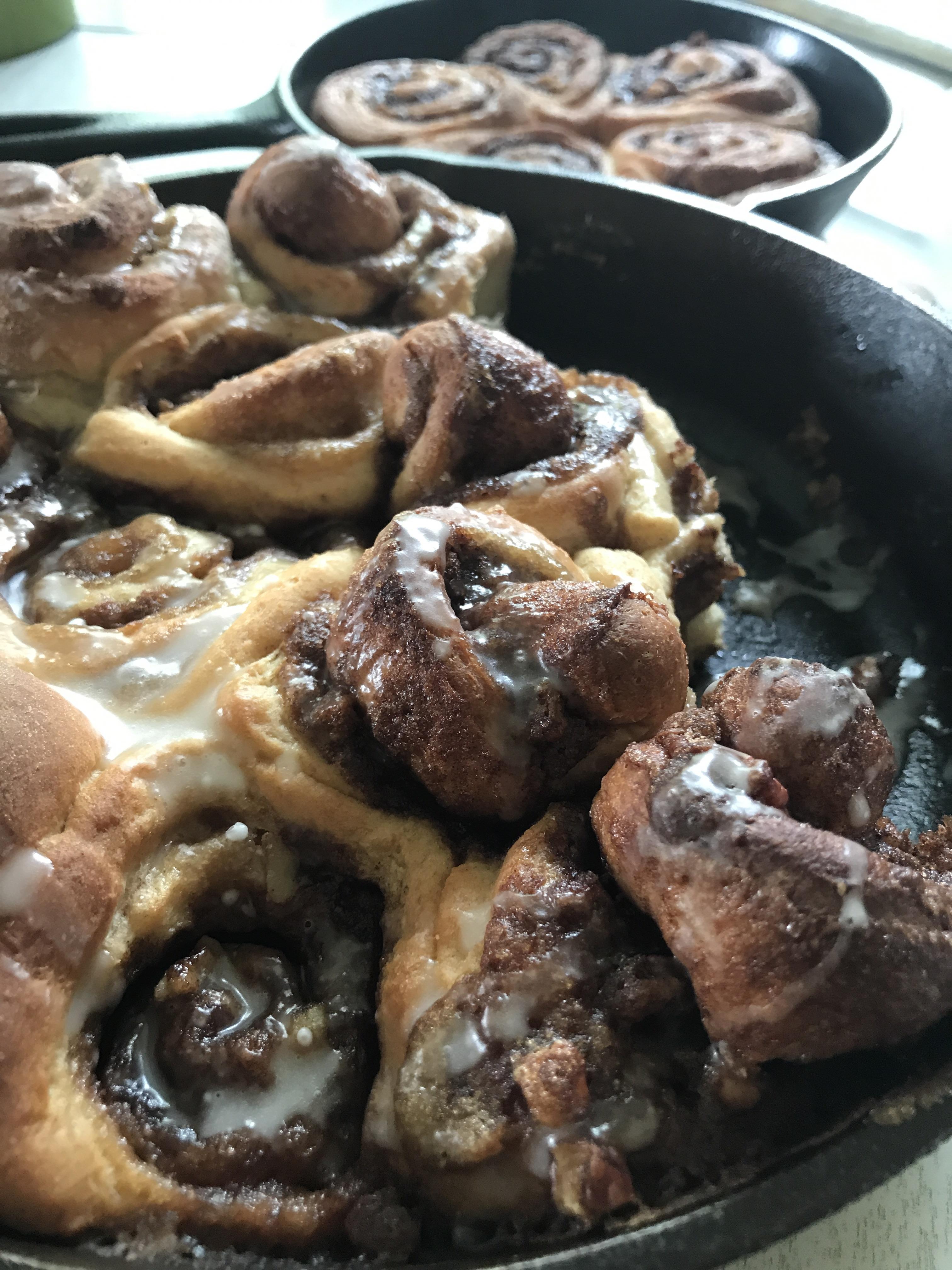 Pecan cinnamon rolls in my two cast iron skillets r/castiron