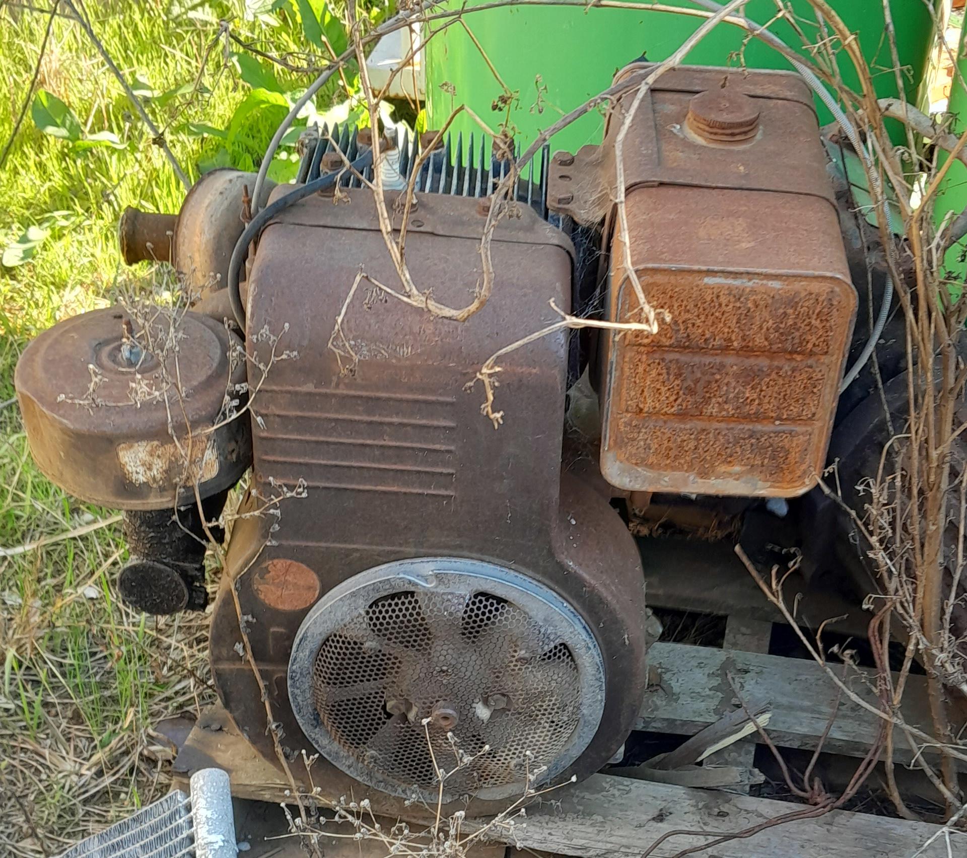 What is this big old single cylinder motor? : r/smallengines