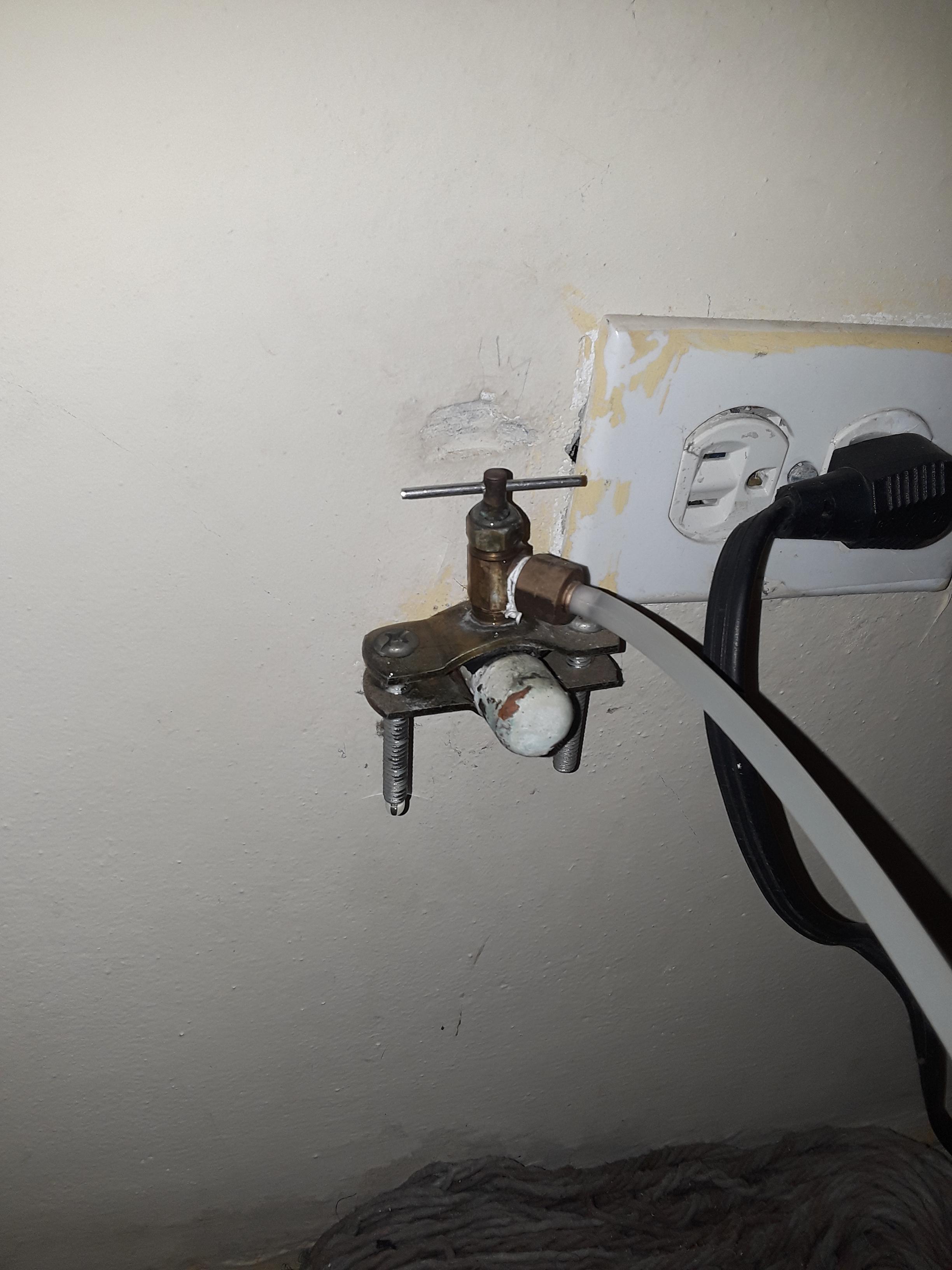 This shutoff valve that supplies water to my refrigerator is leaking