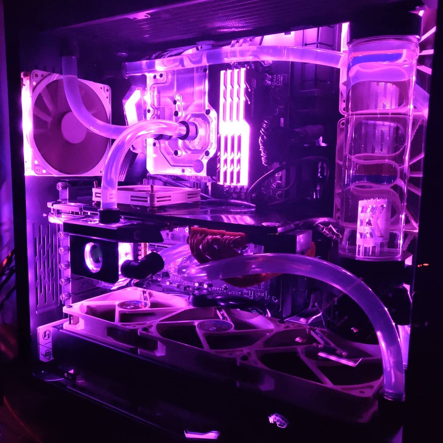 Finally finished my new system. Ryzen 5800x, evga 3090 ftw3 ultra and