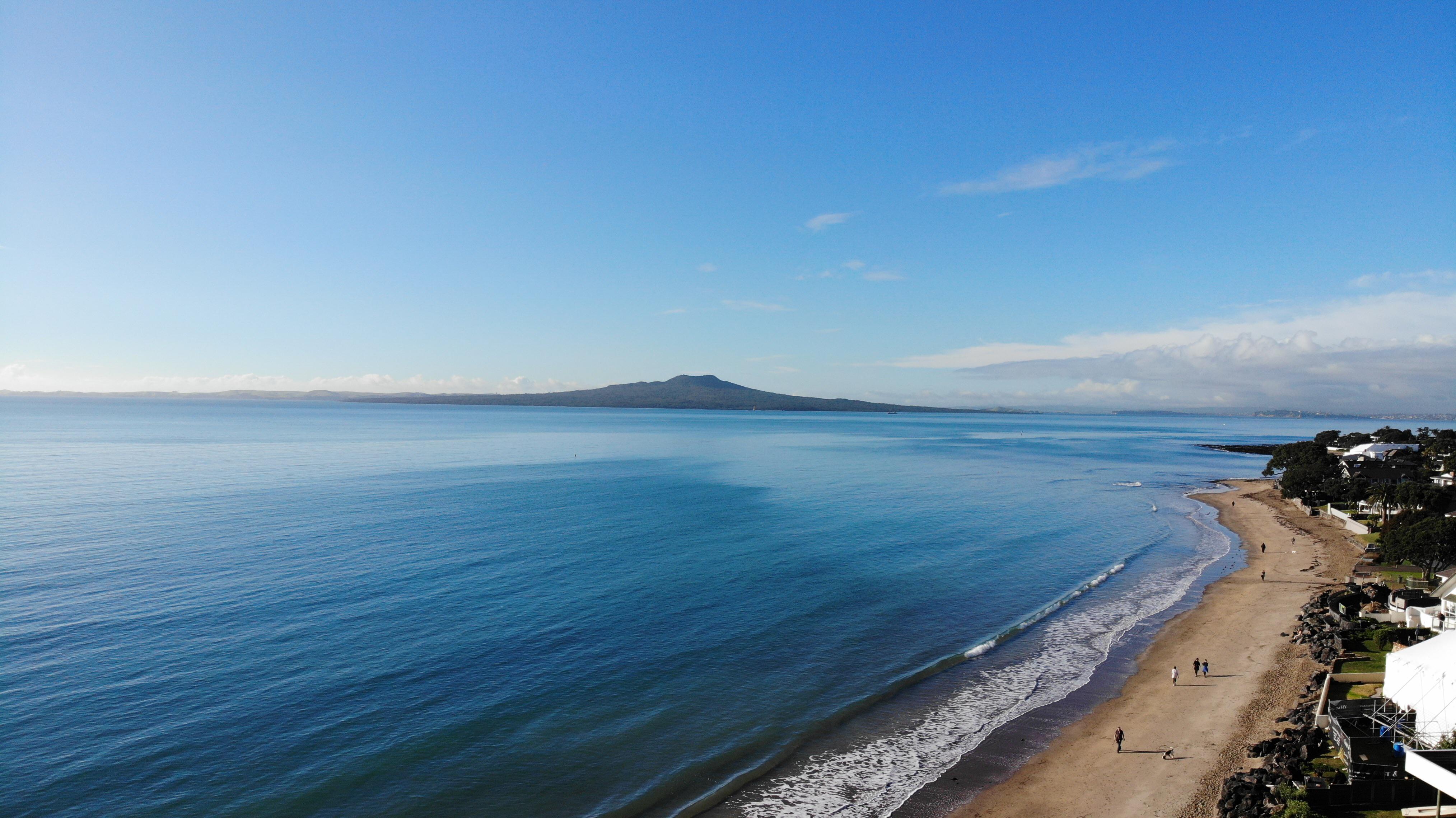 Milford beach in Auckland on a beautiful winter morning r/newzealand