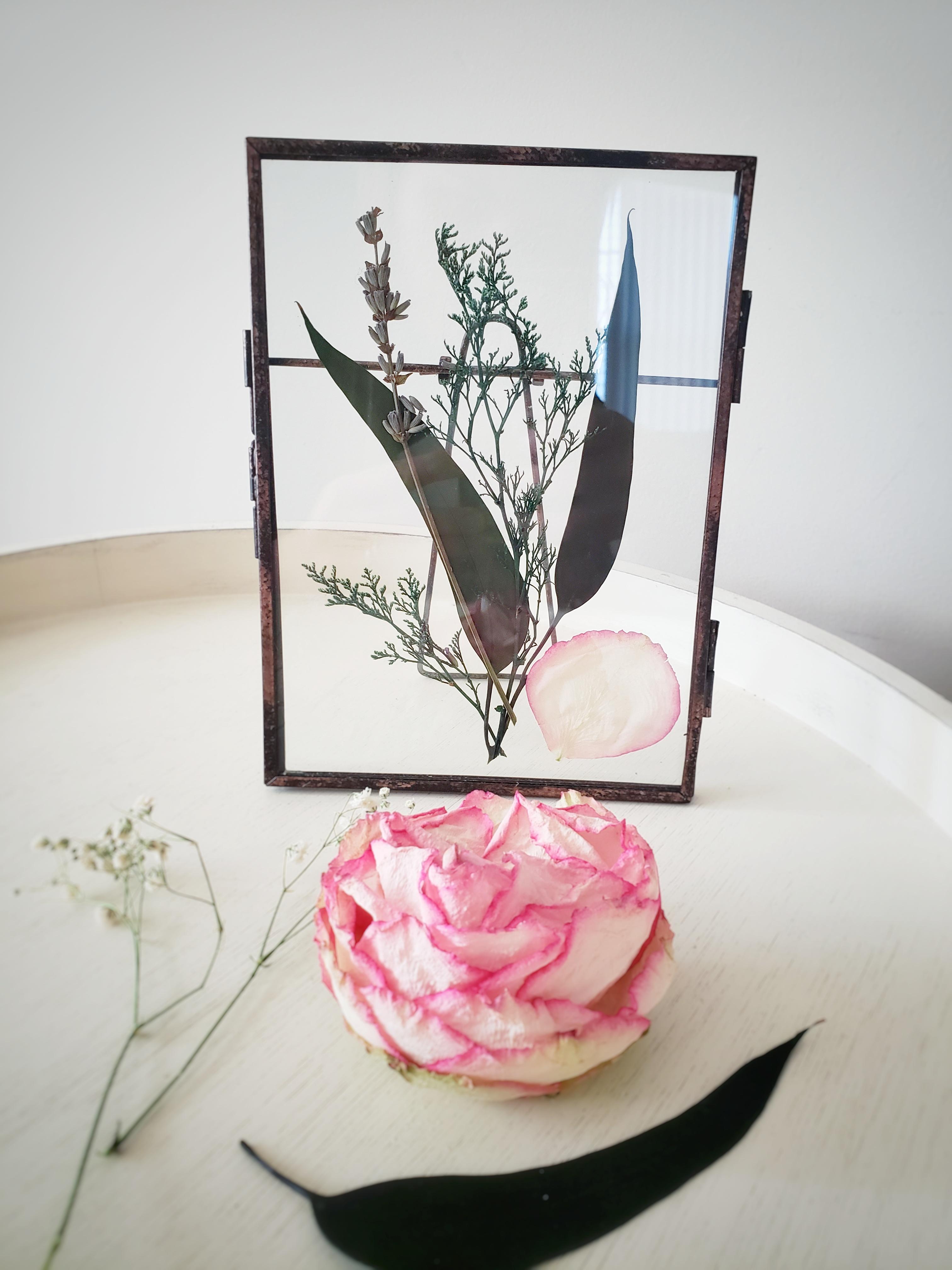 I preserved flowers for a keepsake of my bouquet r/weddingplanning