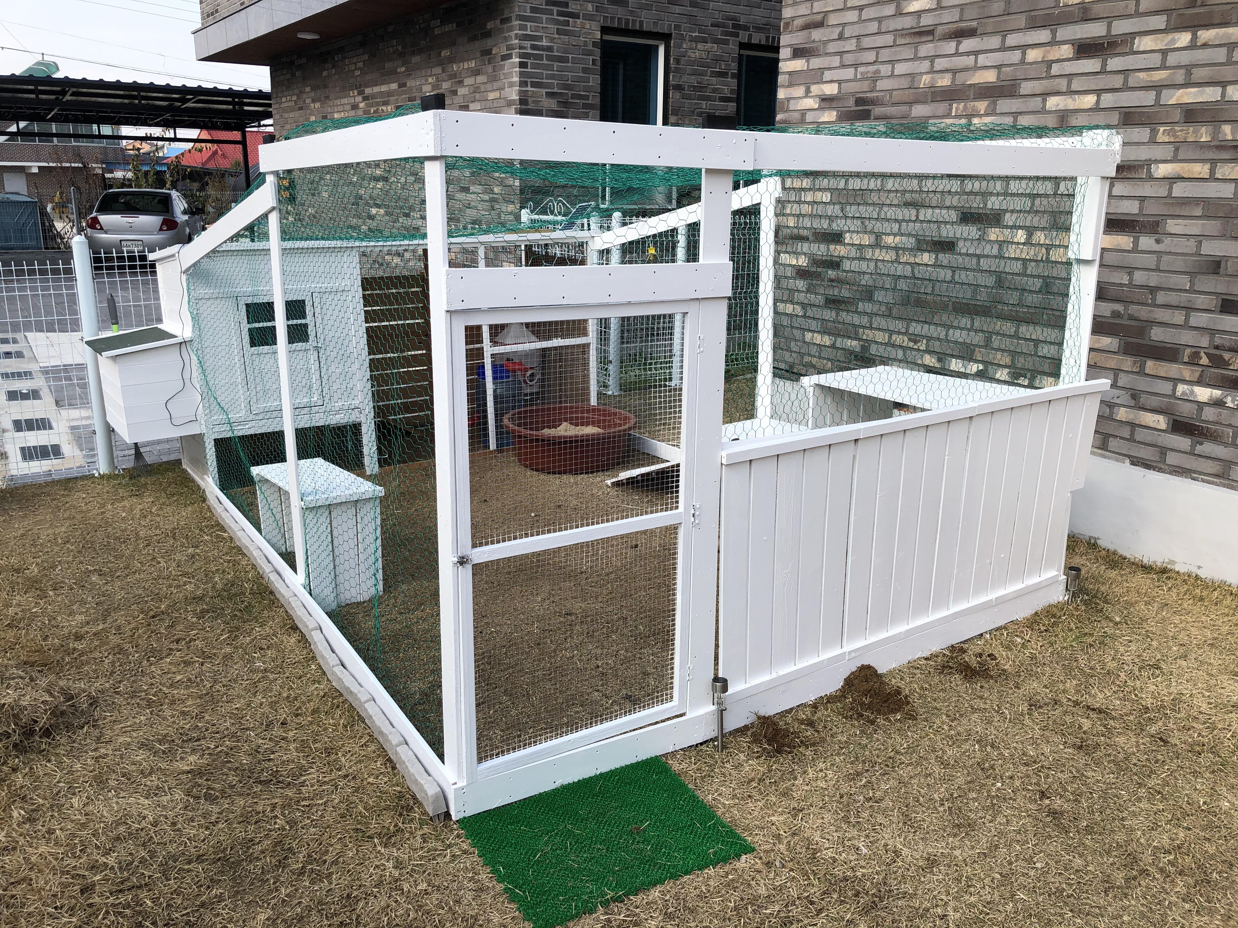 Recycled IKEA shelf chicken coop and run... painted and finished! r