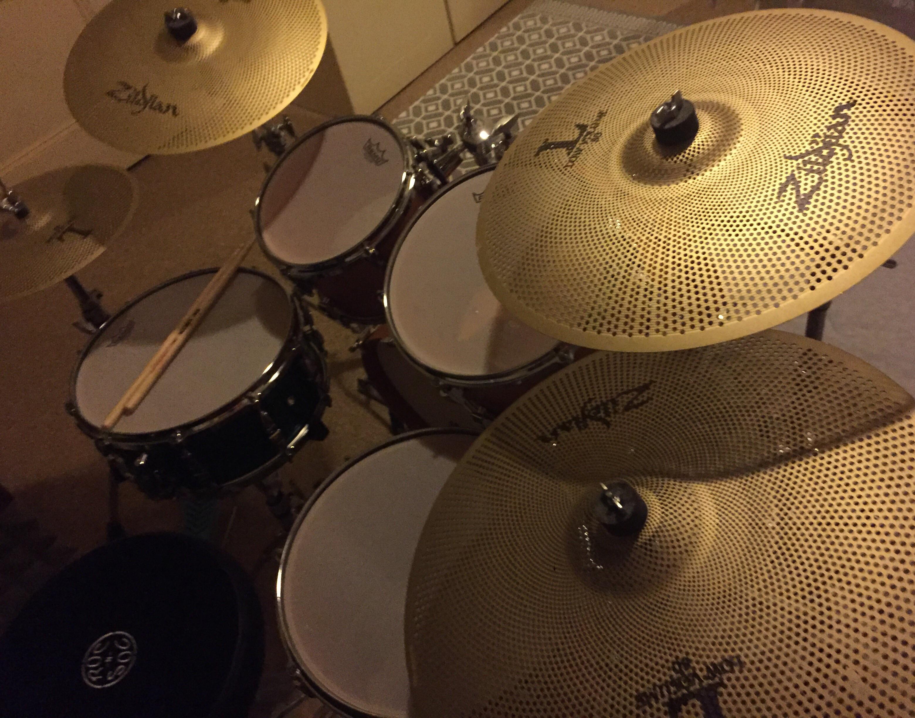 New Remo Silentstroke heads and Zildjian Low Volume cymbals ) r/drums