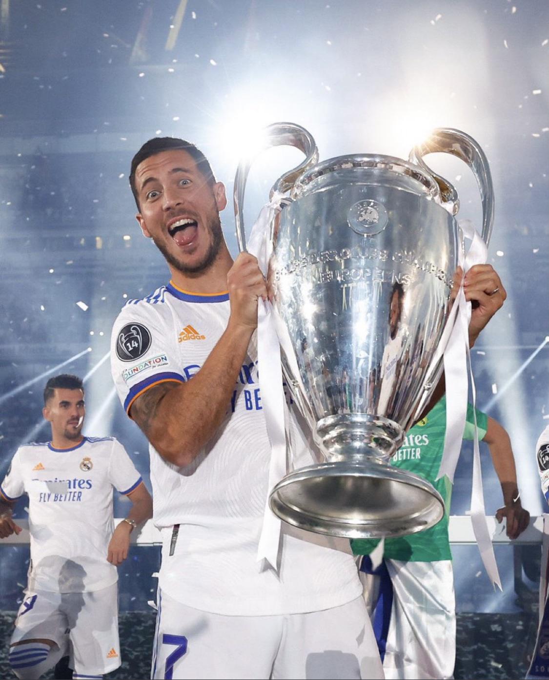 We finally got a pic of Eden Hazard with the trophy 🏆 realmadrid