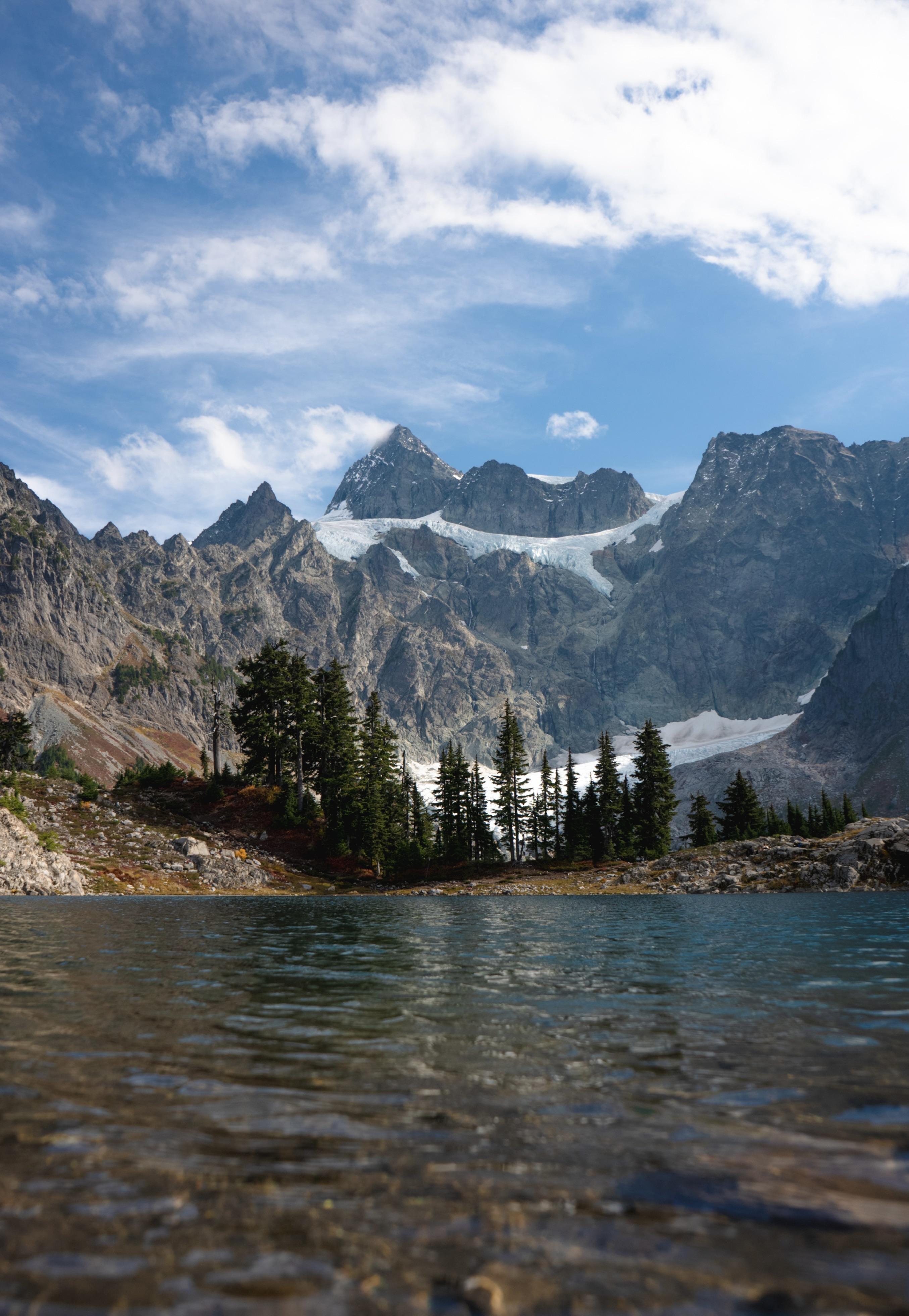 Peaks, glaciers, trees and a lake near Mt Baker, Washington. [OC] (4000