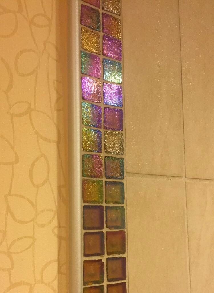 Light hitting the decorative trim of this shower r/mildlyinteresting