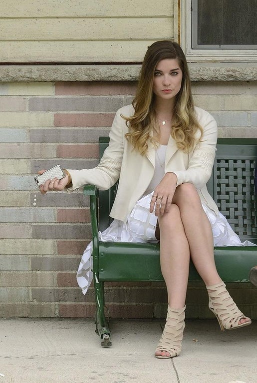Annie Murphy (Schitt Creek) r/crossedlegs
