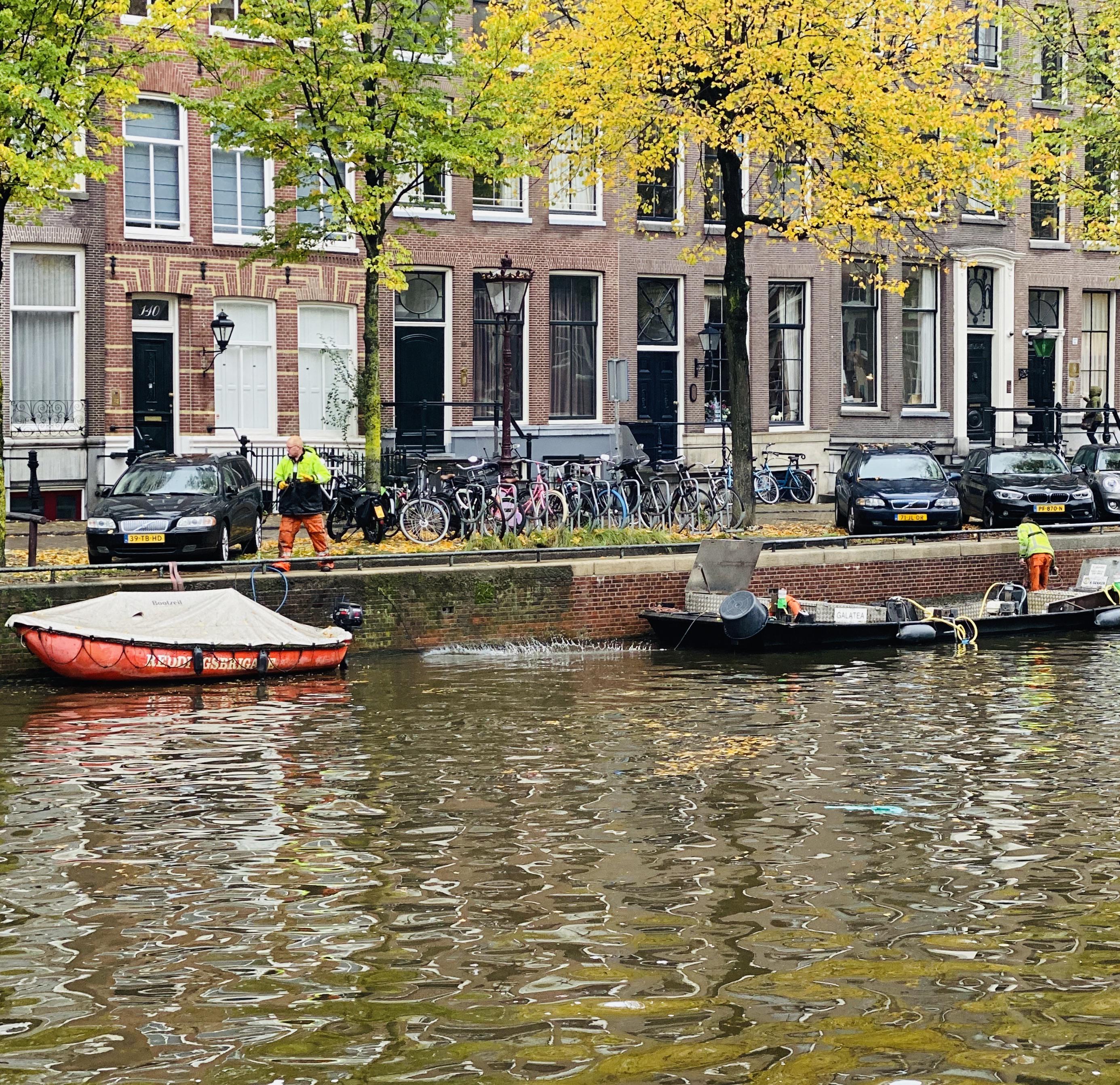 Amsterdam canal cleaning 😍 r/powerwashingporn