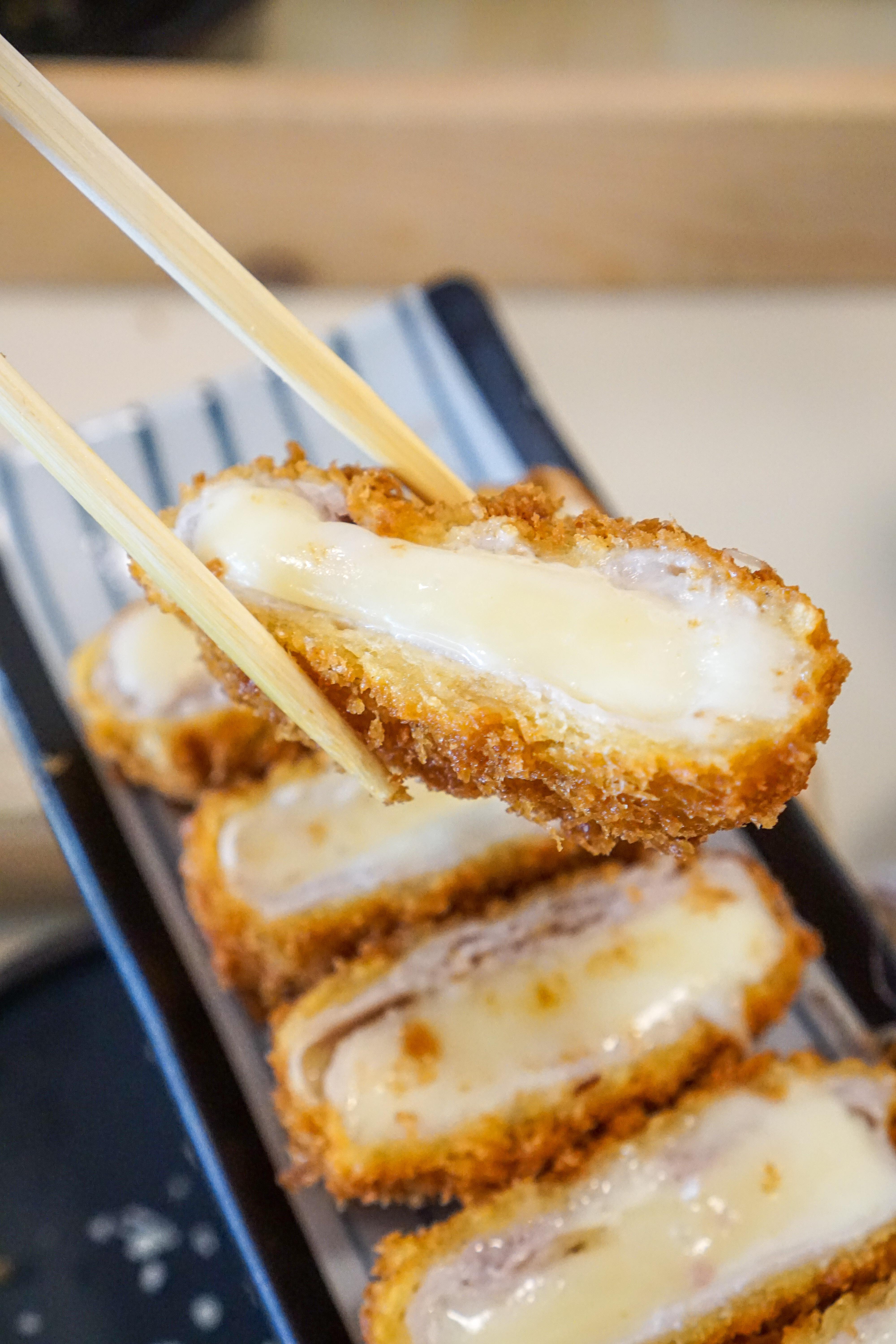 [I ate] Cheese Katsu (Deep fried pork and cheese) r/food