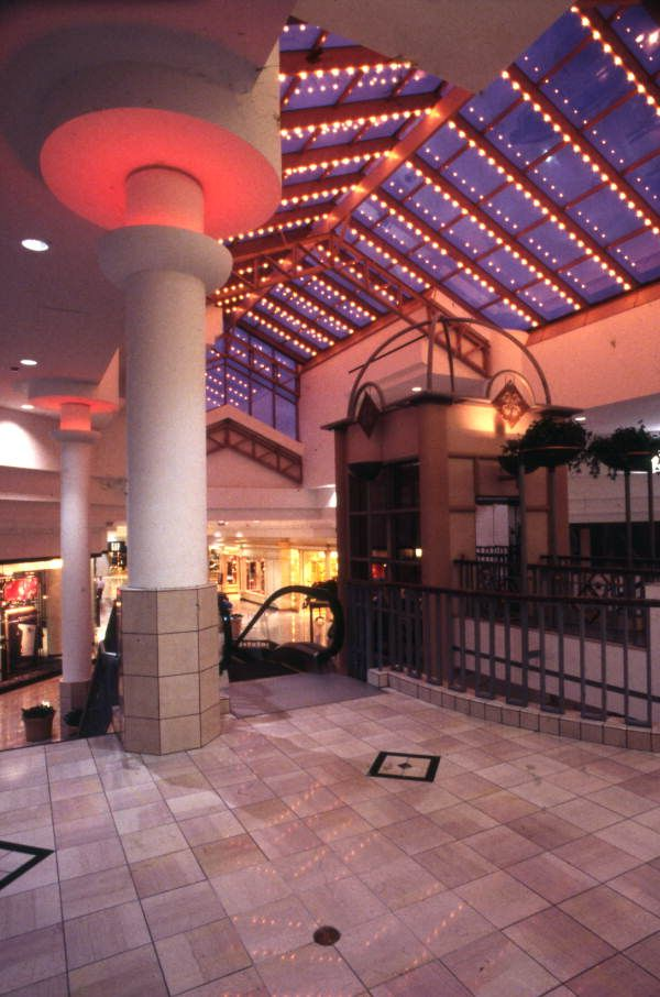 Atmosphere of the Tallahassee Mall, circa 1995 r/Tallahassee