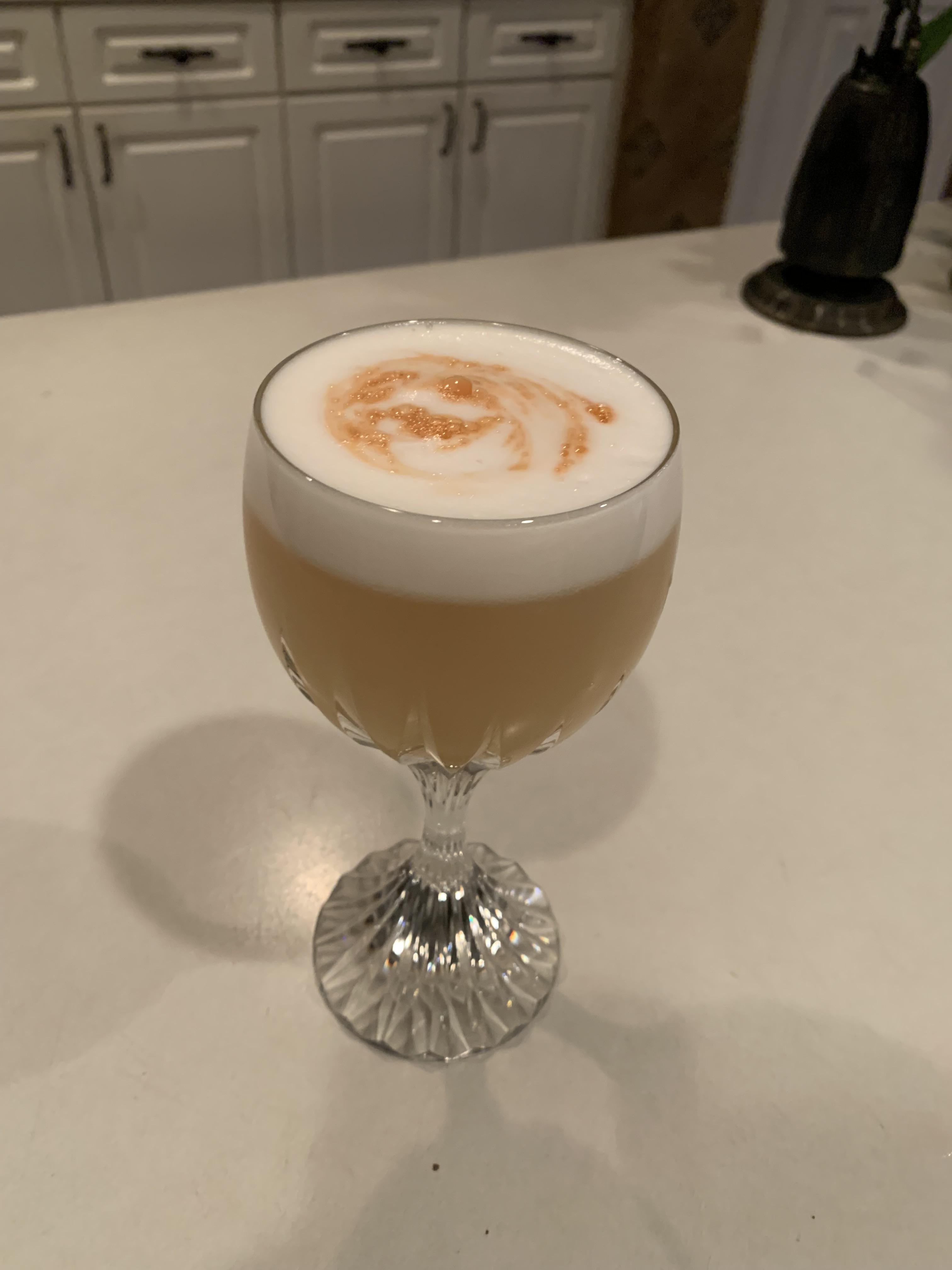 (Reverse pour) Home made whiskey sour with eggwhite and angostura