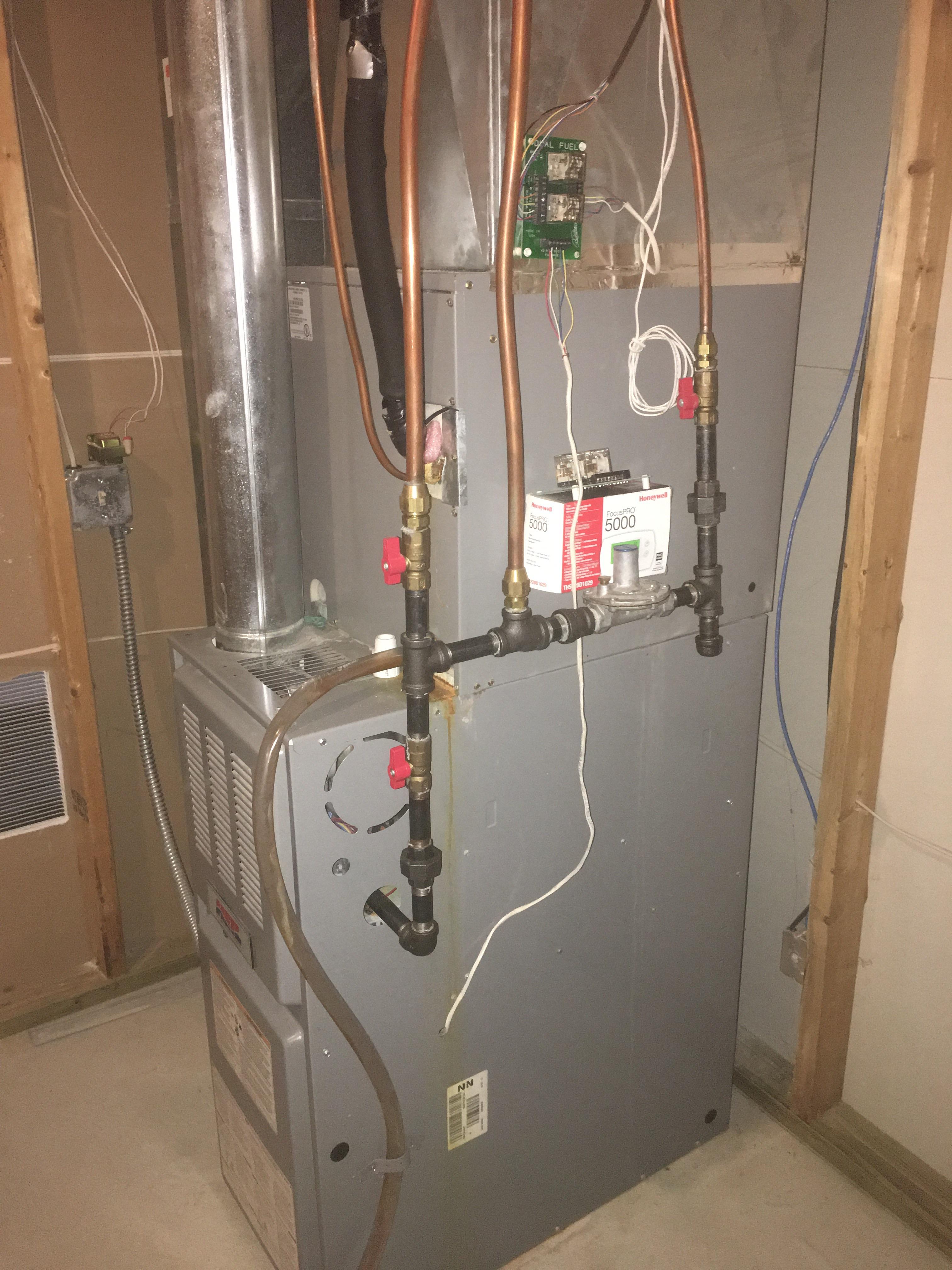 Can someone explain the gas and controls on this unit? r/HVAC