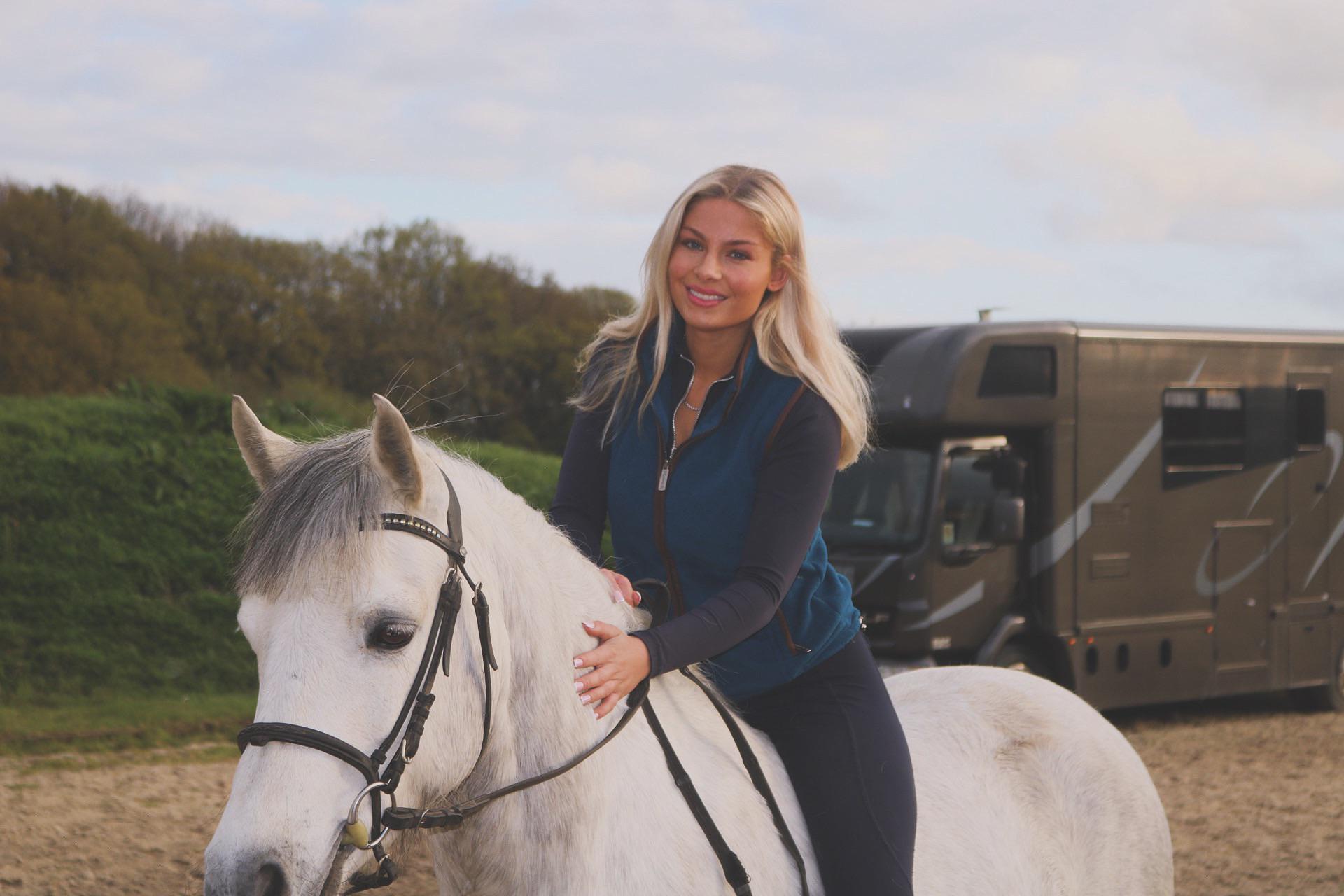 Molly Mercedes (u/Blondefarmmgirl) - Reddit