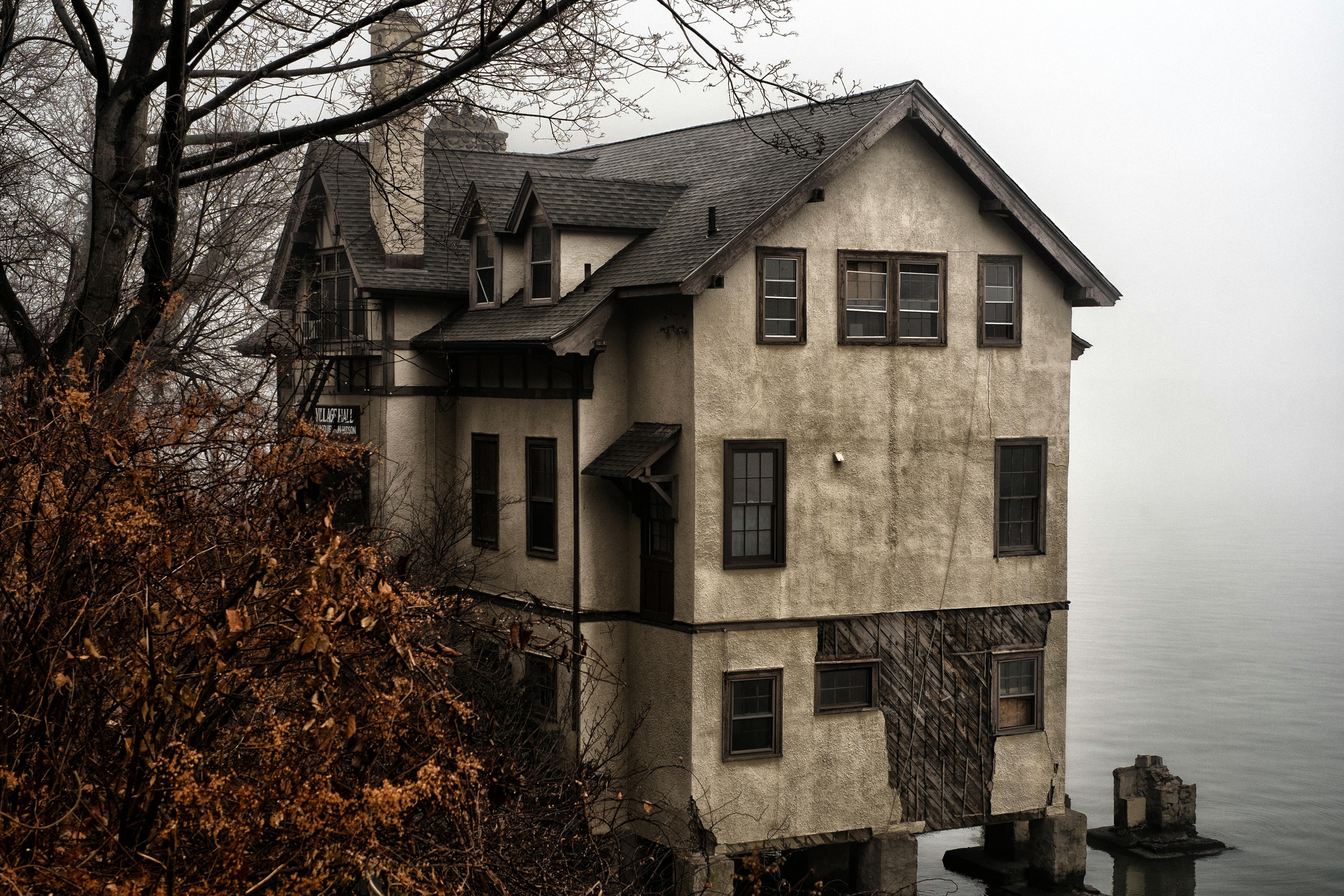 Village Hall on the Hudson [4896x3264][OC] r/AbandonedPorn