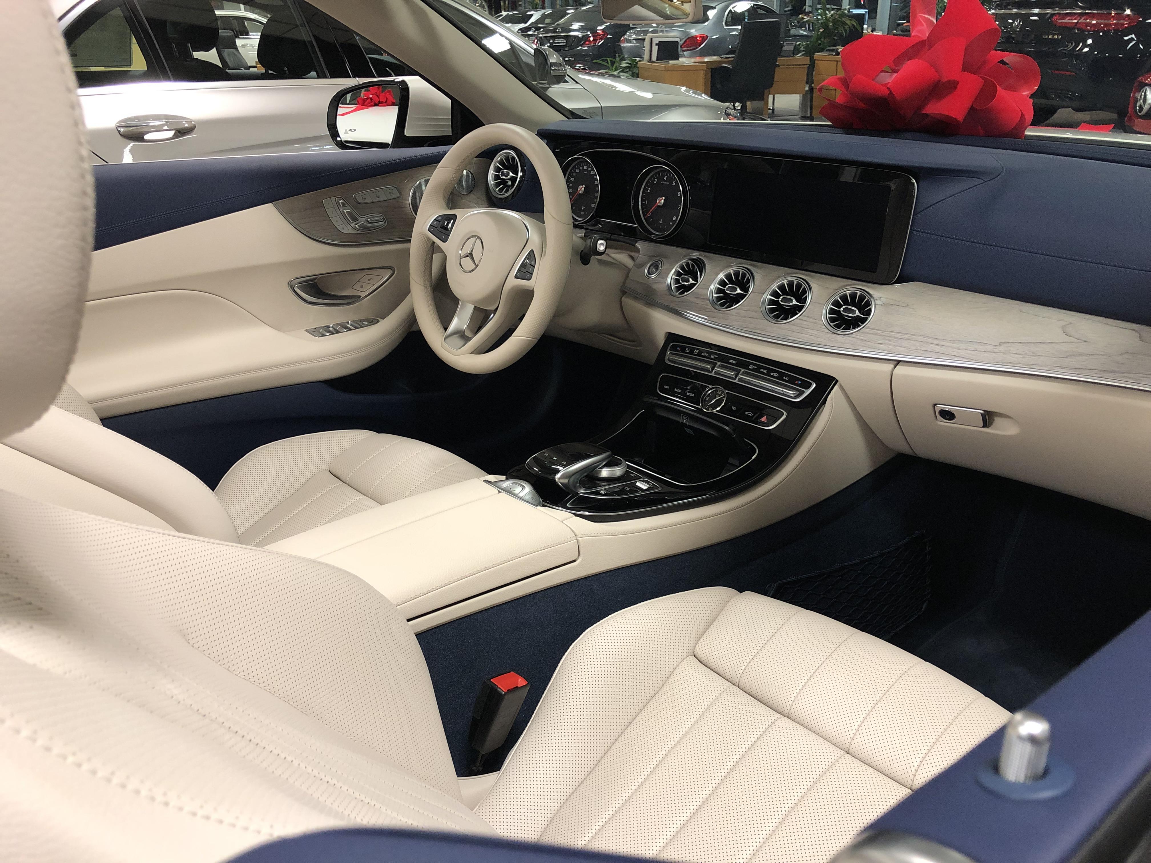 Love the blue interior trim pieces on the new E cab!!! r/mercedes_benz