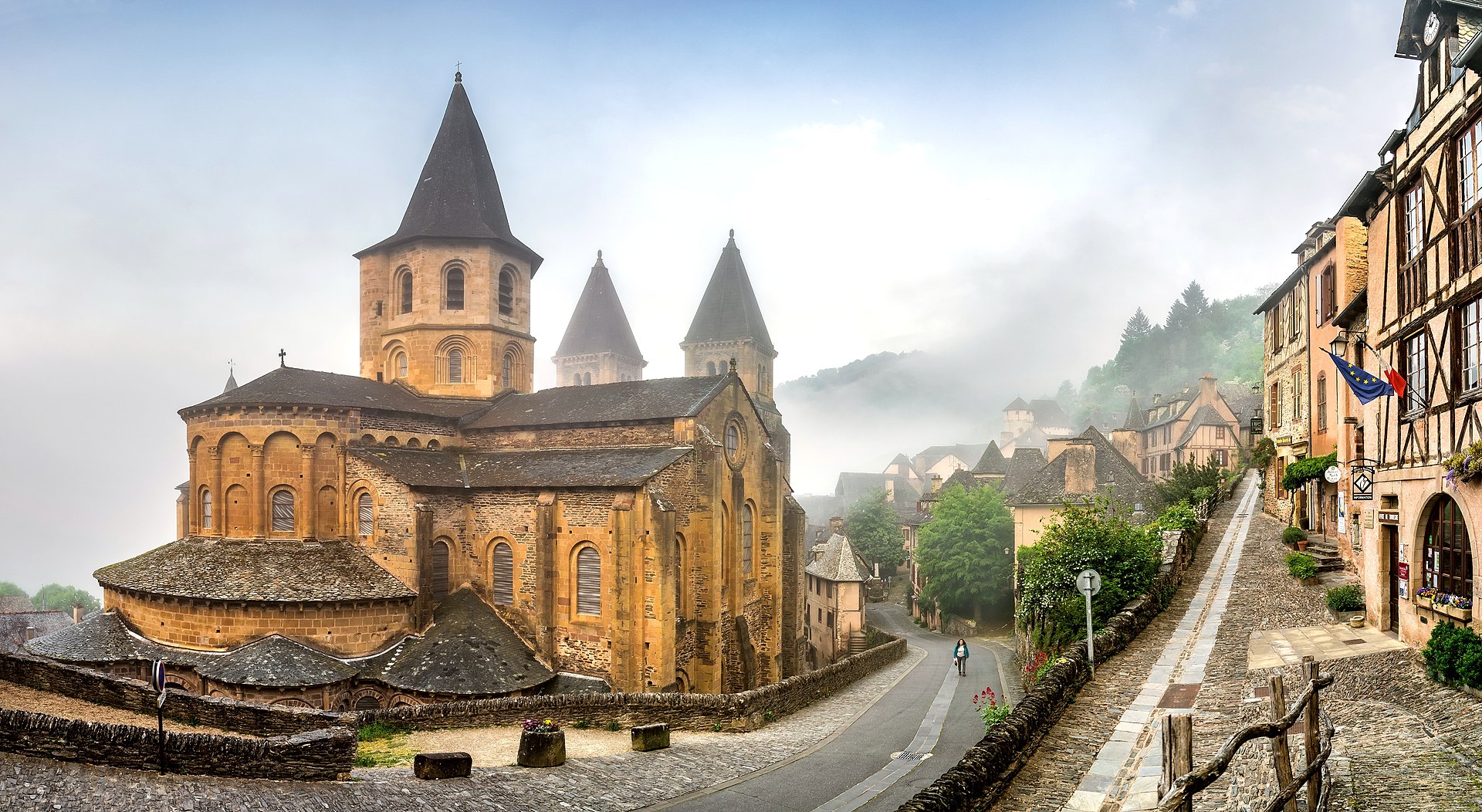 Sainte Foy abbey church in Conques, France r/ArchitecturalRevival