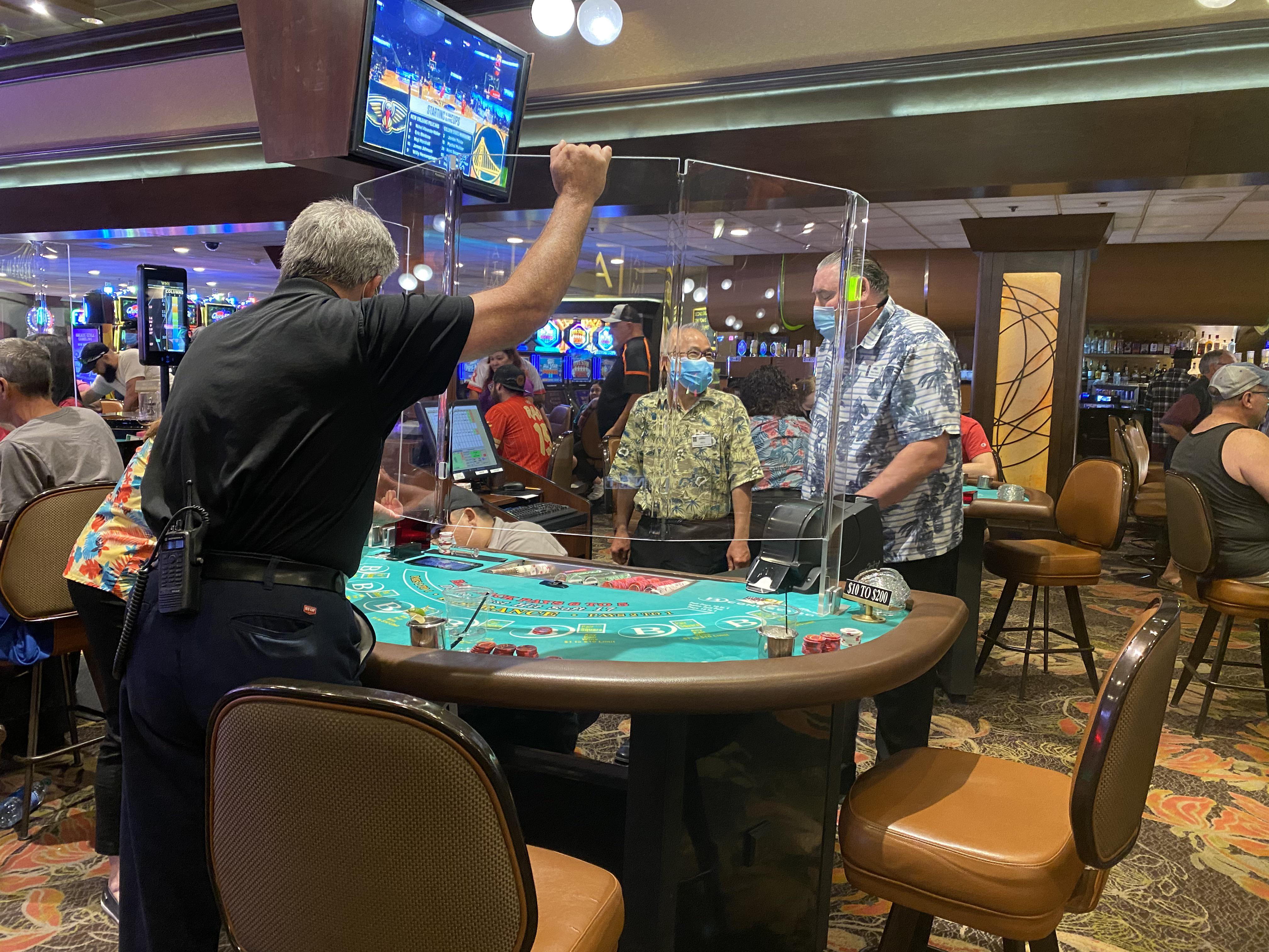 Goodbye plexiglass... masks no longer required. r/vegas