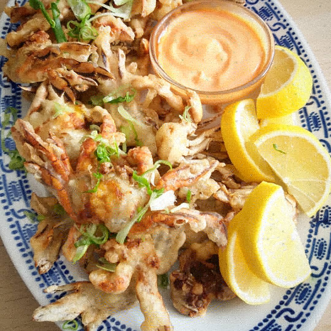 [Homemade] Fried crabs with sriracha mayo dip r/food